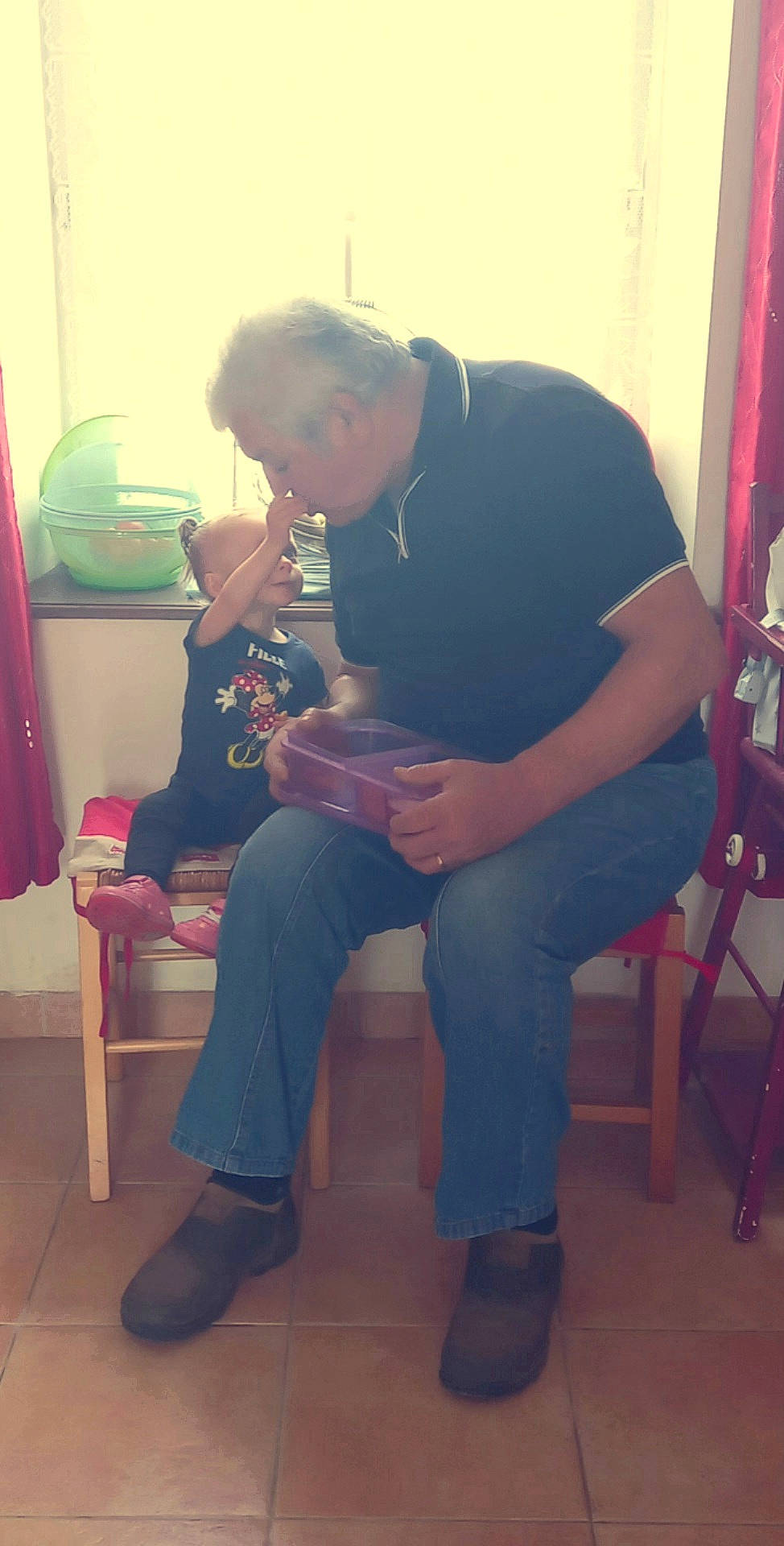 Alyssa participe au concours pour gagner de l'argent avec cette photo : chair, child, comfort, conversation, curtain, elbow, event, flooring, fun, human_leg, joint, knee, lap, leg, living_room, person, room, shoulder, sitting, t_shirt