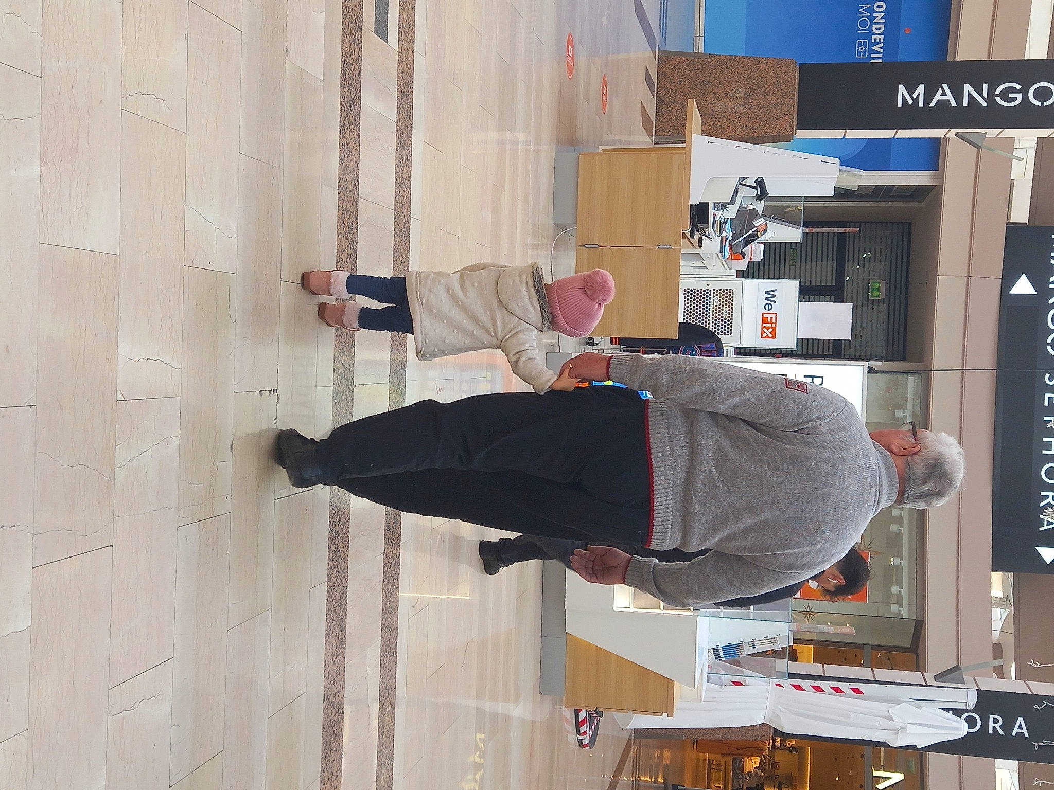 Alyssa a rejoint le concours — aidez-le/la à gagner de superbes lots ! building, cleanliness, composite_material, elbow, engineering, flooring, machine, room, t_shirt, walking_shoe, wrist