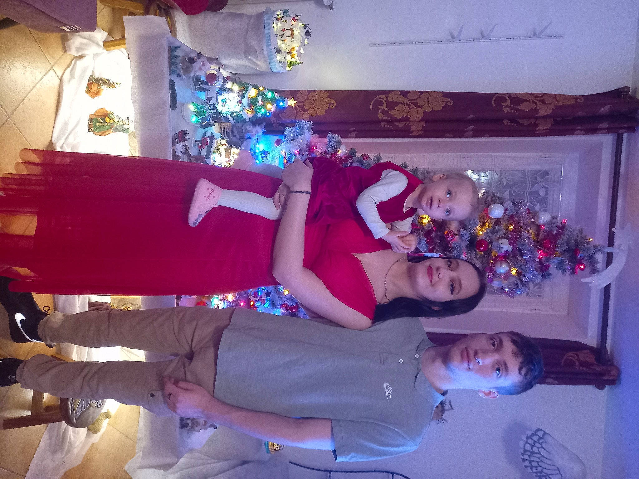 Alyssa participe au concours pour gagner de l'argent avec cette photo : christmas, christmas_decoration, christmas_eve, event, fun, happy, holiday, interior_design, joy, lighting, magenta, ornament, party, party_supply, person, pink, purple, room, smile, snapshot