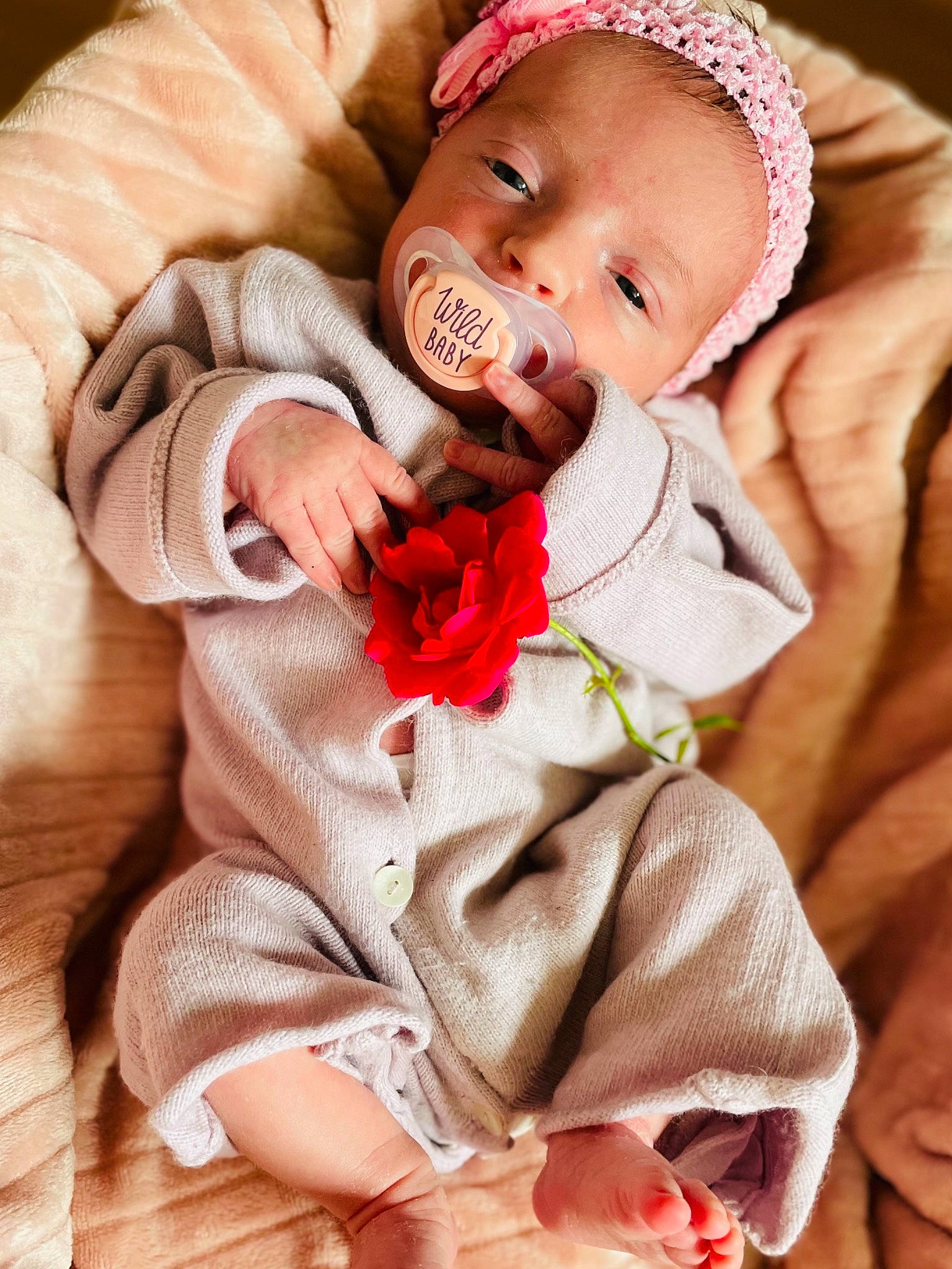 Kaïly participe au concours pour gagner de l'argent avec cette photo : baby, baby_sleeping, baby_toddler_clothing, cheek, comfort, face, facial_expression, happy, headgear, human, lip, mouth, people, person, petal, pink, skin, sleeve, textile, toddler