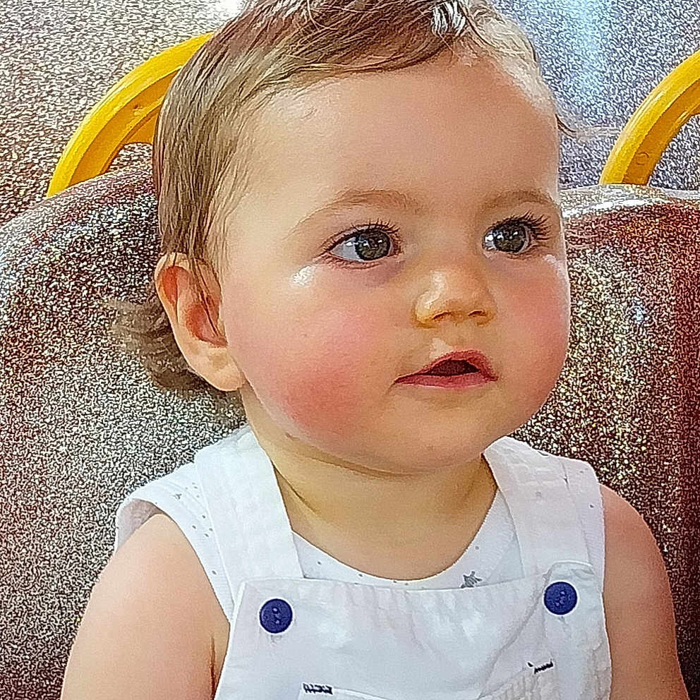 Faustine a rejoint le concours — aidez-le/la à gagner de superbes lots ! baby, blonde, bodypart, clothing, face, frown, hair, happy, head, mouth, outdoorplayarea, outdoors, person, photography, playarea, portrait, sad, shoulder, smile, t_shirt