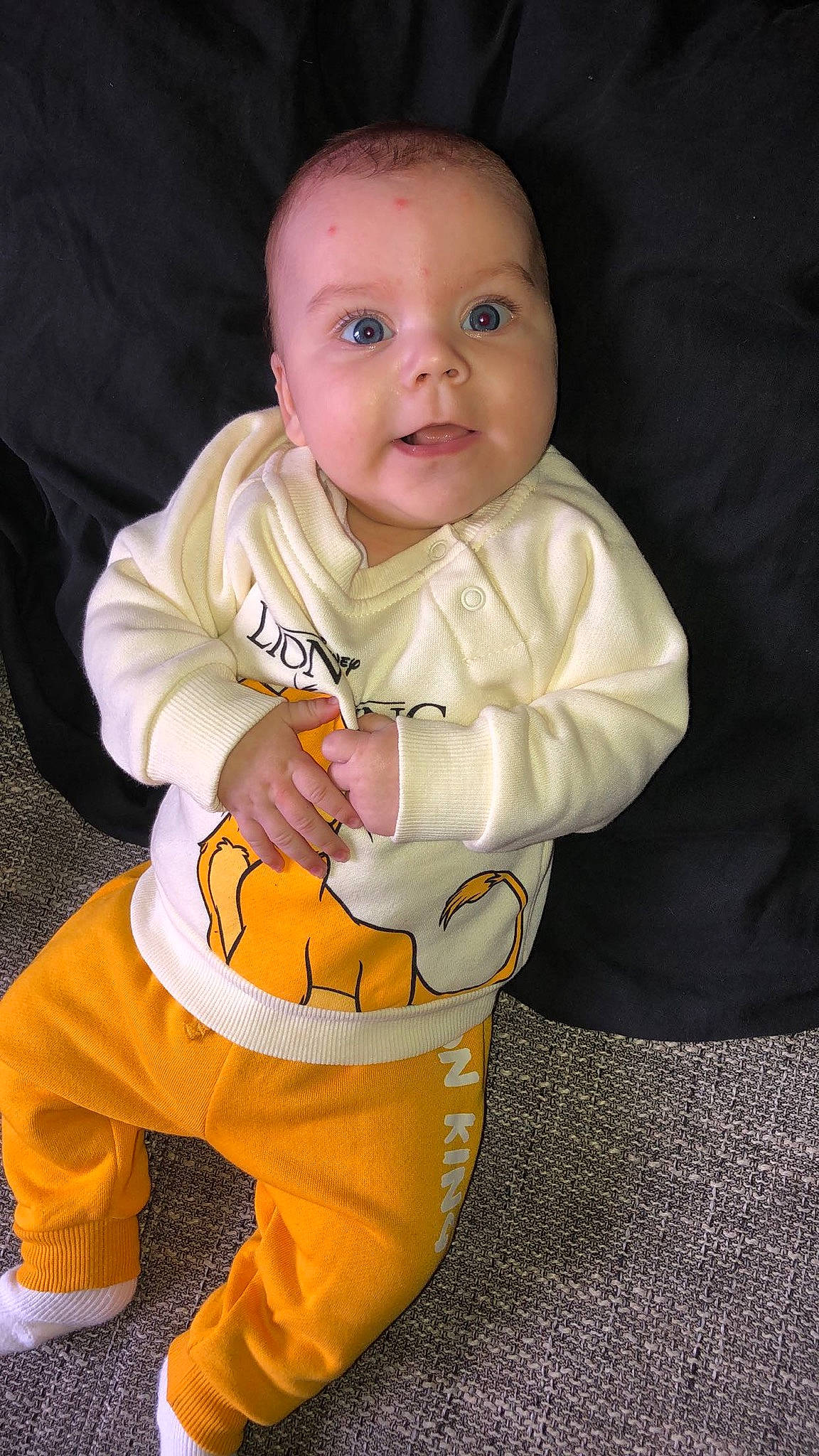 Kayzio participe au concours pour gagner de l'argent avec cette photo : baby, baby_products, baby_toddler_clothing, cheek, child, overall, person, sleeve, toddler