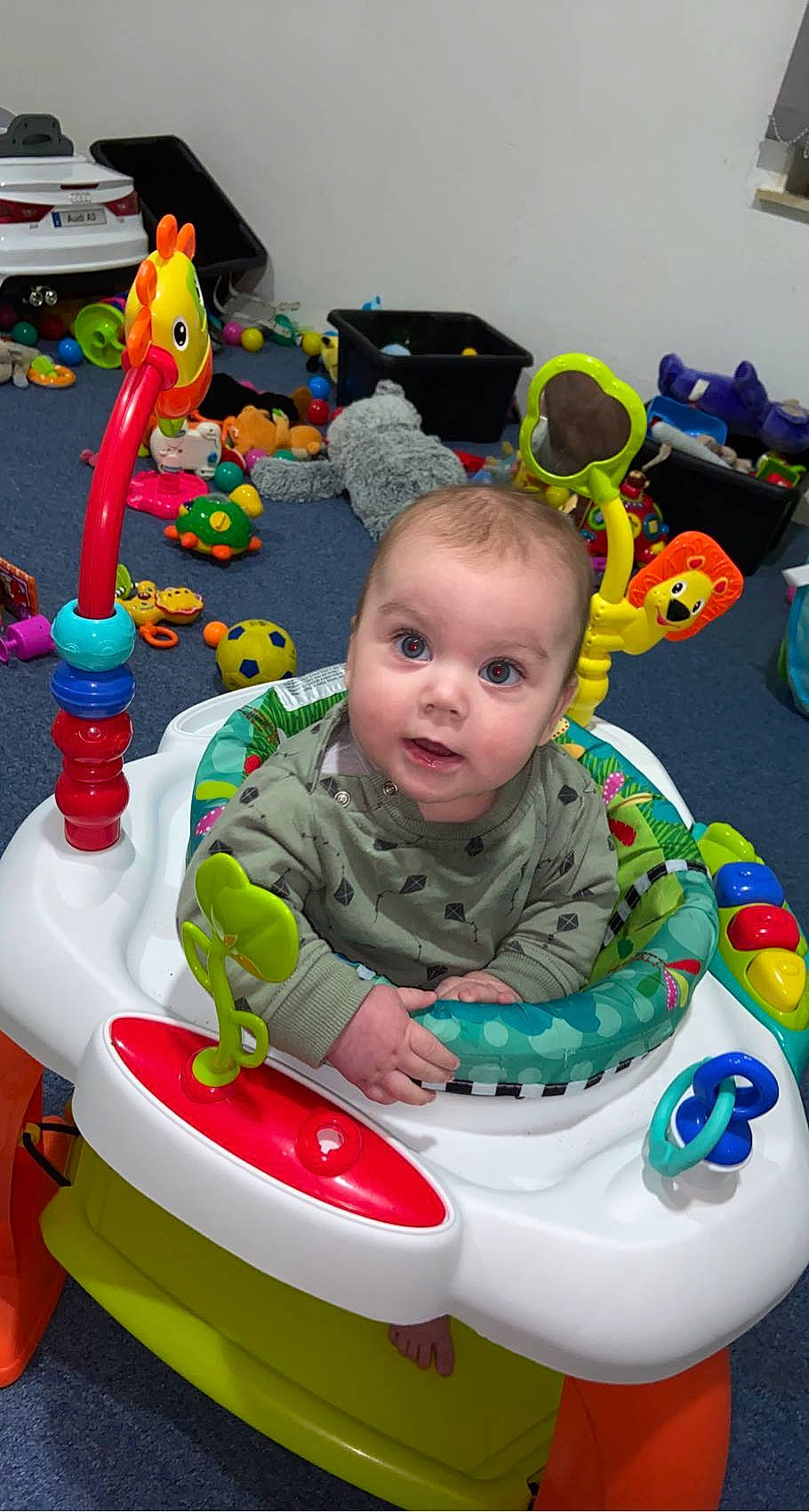 Kayzio participe au concours pour gagner de l'argent avec cette photo : baby, baby_playing_with_toys, baby_products, baby_safety, baby_toddler_clothing, baby_toys, child, person, plastic, play, plush, product, riding_toy, sitting, surprise, toddler, toy