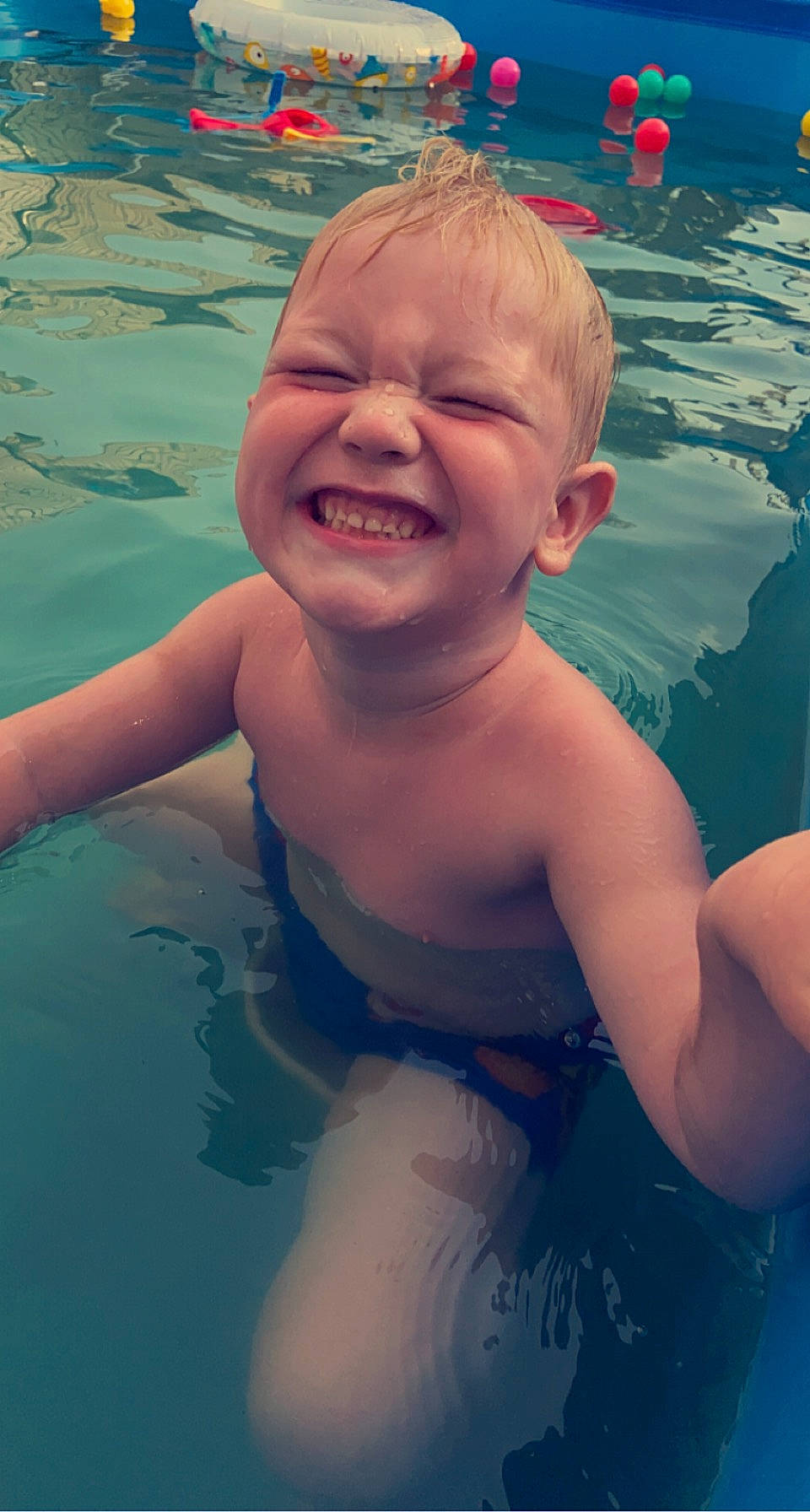 Lenzio participe au concours pour gagner de l'argent avec cette photo : aqua, azure, chest, face, fun, hair, hairstyle, hand, happy, head, human_body, joy, leisure, light, muscle, person, photograph, skin, smile, swimming_pool