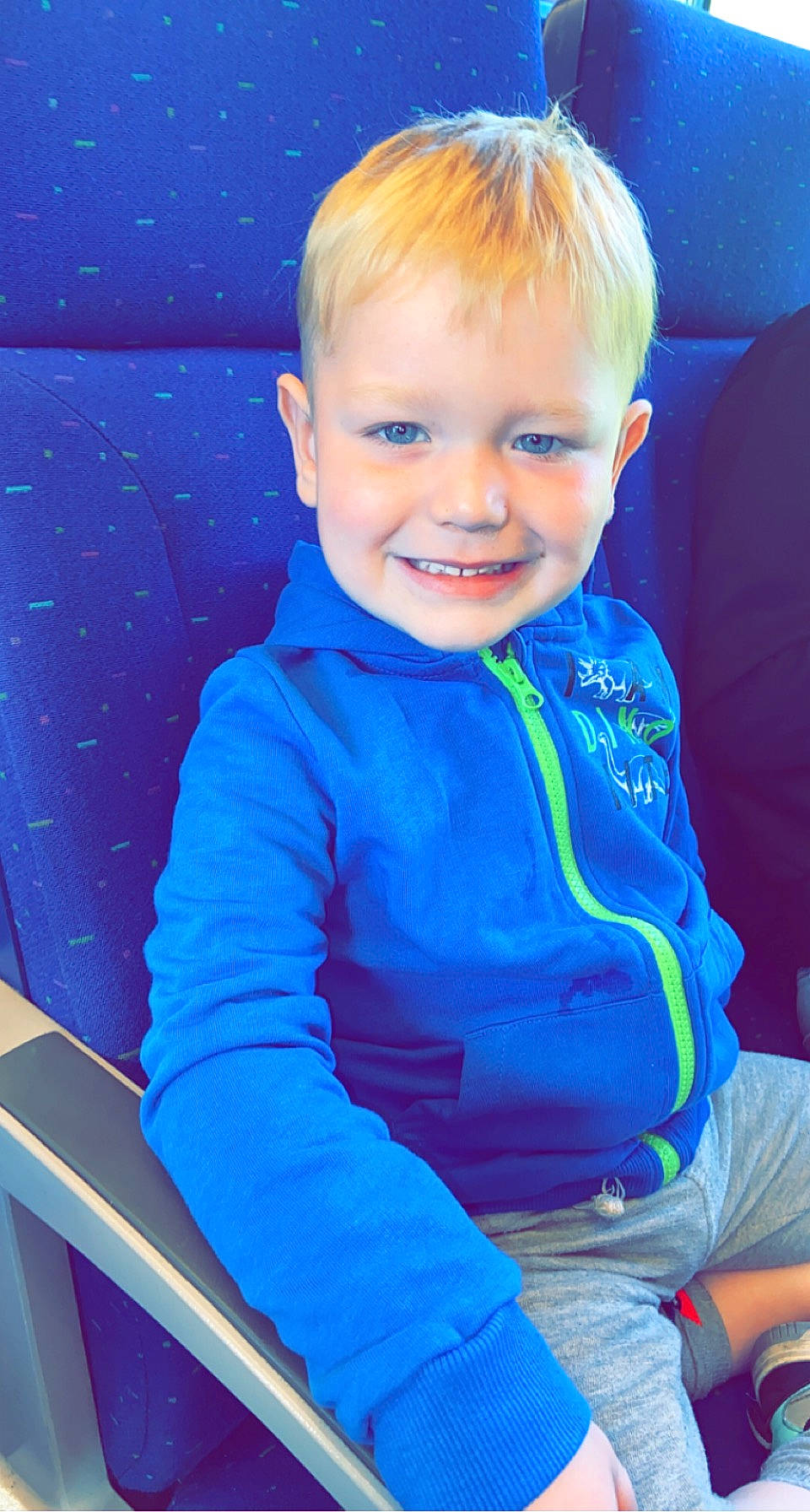 Lenzio a rejoint le concours — aidez-le/la à gagner de superbes lots ! baby_toddler_clothing, blond, blue, cheek, child, cool, electric_blue, face, facial_expression, flash_photography, fun, happy, head, joy, leisure, person, sitting, skin, sleeve, smile