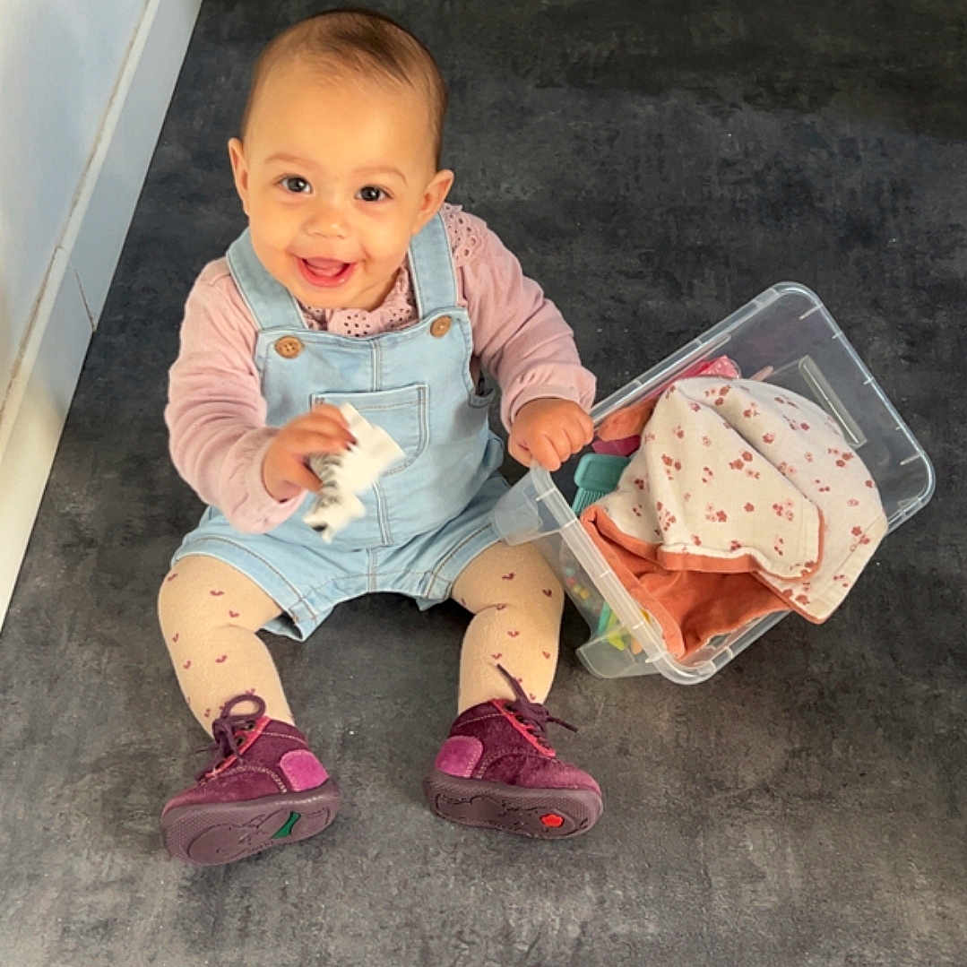 Maëlyne a rejoint le concours — aidez-le/la à gagner de superbes lots ! baby, bodypart, clothing, cream, cutlery, dessert, face, finger, food, footwear, hand, head, icecream, pants, person, photography, portrait, shoe, sitting, spoon