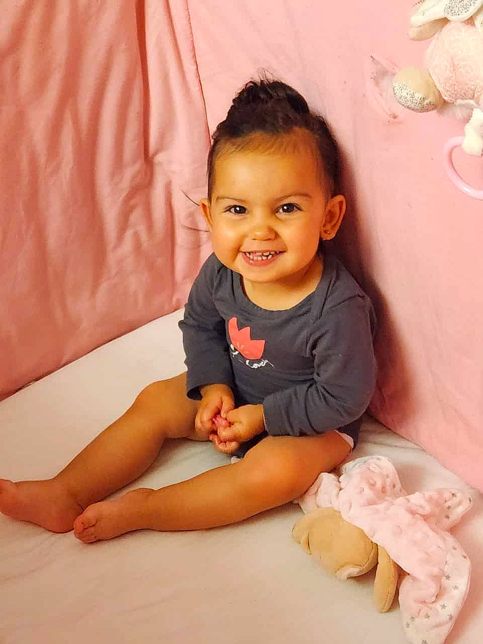 Daisy participe au concours pour gagner de l'argent avec cette photo : baby, baby_toddler_clothing, barefoot, cheek, child, comfort, finger, flooring, fun, happy, head, joy, neck, person, pink, skin, sleeve, smile, t_shirt, thigh