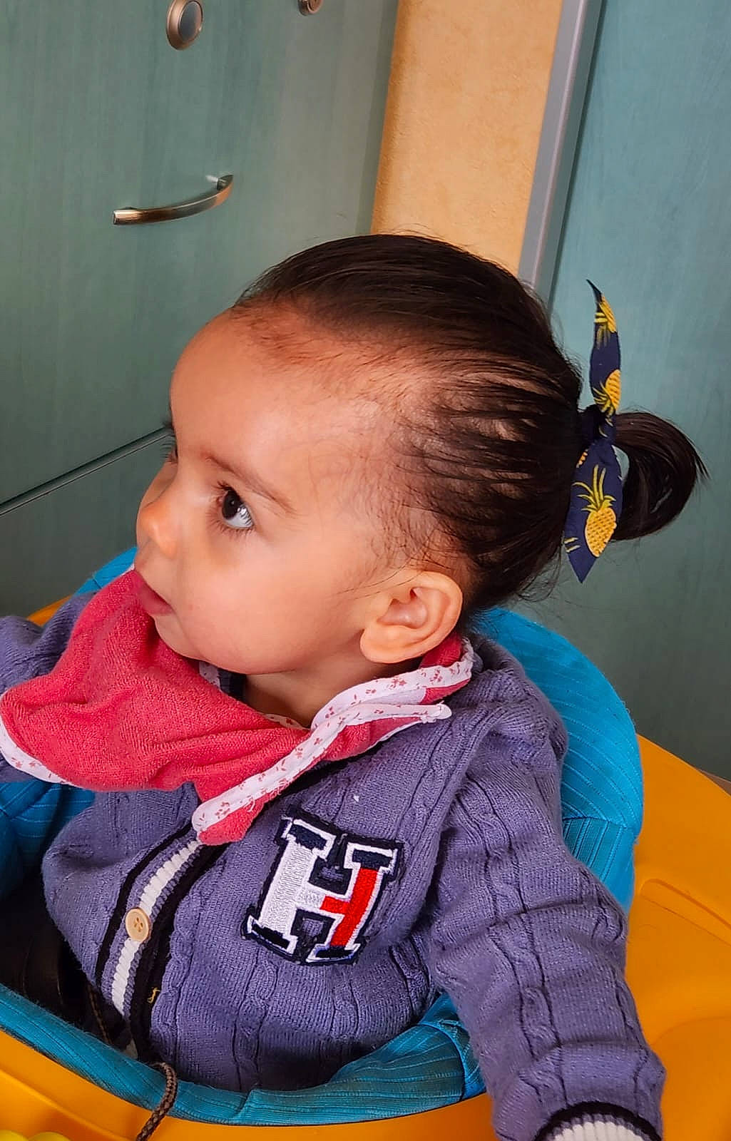 Daisy a rejoint le concours — aidez-le/la à gagner de superbes lots ! baby, baby_products, baby_toddler_clothing, car_seat, chair, cheek, child, comfort, ear, electric_blue, face, fun, happy, iris, nose, outerwear, person, sitting, skin, sleeve