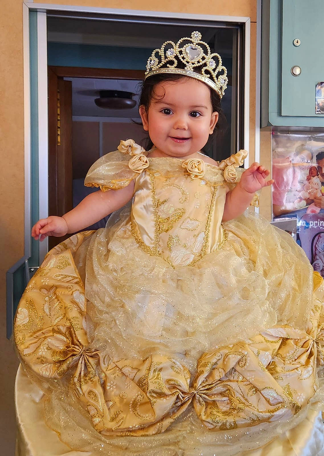 Daisy participe au concours pour gagner de l'argent avec cette photo : baby_toddler_clothing, bridal_accessory, child, costume, embellishment, event, fashion_design, flash_photography, formal_wear, gown, happy, headgear, headpiece, headwear, hoopskirt, joy, peach, person, ruffle, smile