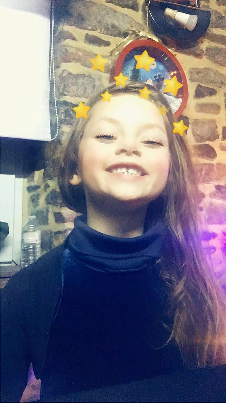 Loredana a rejoint le concours — aidez-le/la à gagner de superbes lots ! child, crown, ear, eye, face, fashion_accessory, forehead, fun, hair, hair_accessory, happy, head, headband, headgear, headpiece, joy, person, photography, portrait, smile