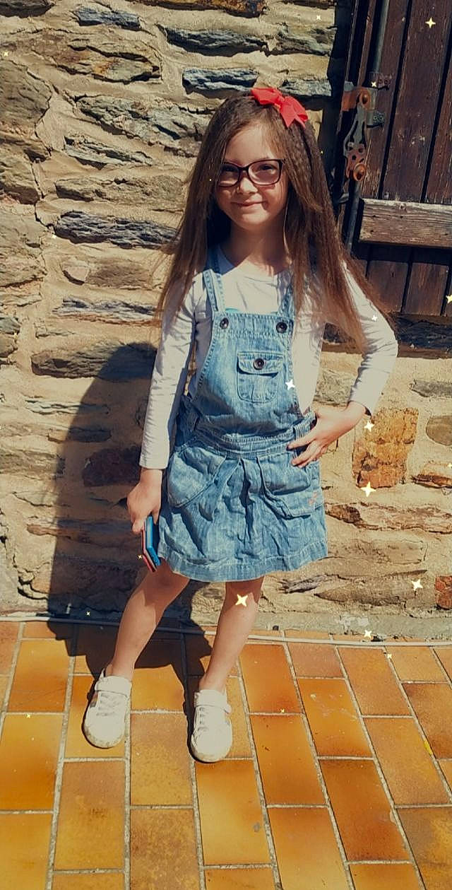 Loredana a rejoint le concours — aidez-le/la à gagner de superbes lots ! clothing, day_dress, denim, dress, eye, face, fashion, fawn, hair, head, joy, leg, person, shoe, shorts, skin, sleeve, street_fashion, summer, t_shirt