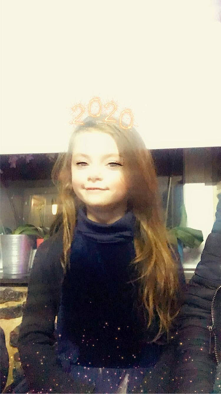 Loredana a rejoint le concours — aidez-le/la à gagner de superbes lots ! beauty, black_hair, blond, brown_hair, face, hair, hair_coloring, hairstyle, head, joy, lip, long_hair, person, photography, selfie, smile