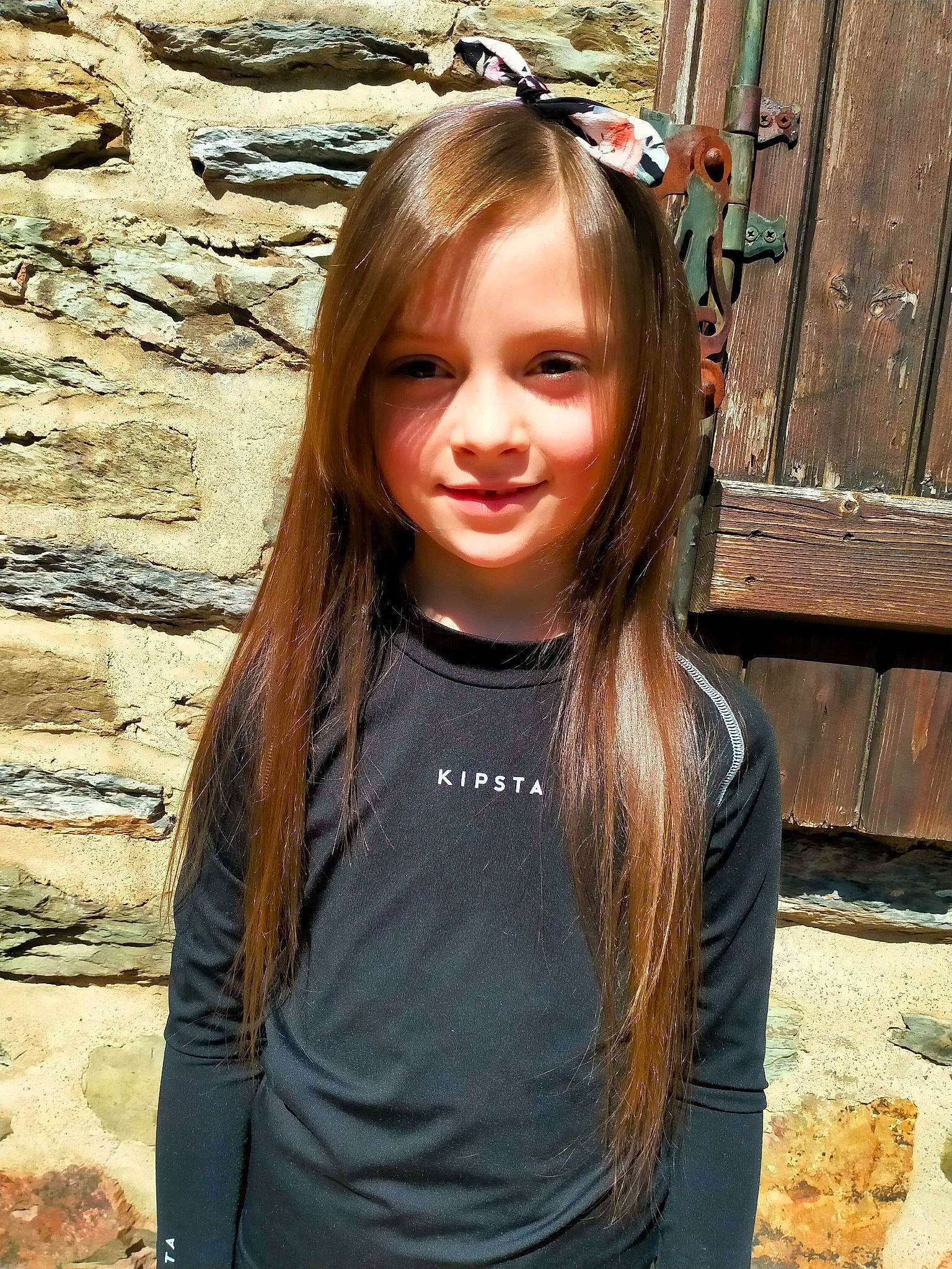 Loredana a rejoint le concours — aidez-le/la à gagner de superbes lots ! chin, cool, eyebrow, face, fashion, flash_photography, hair, hairstyle, happy, iris, joy, leisure, lip, neck, people_in_nature, person, sleeve, smile, standing, street_fashion