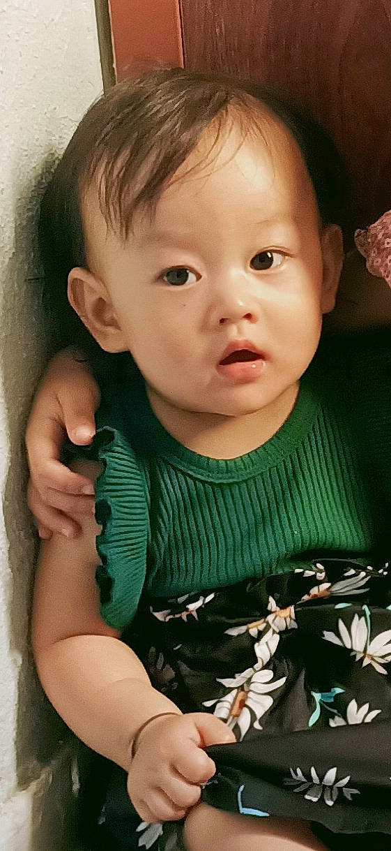 Manya participe au concours pour gagner de l'argent avec cette photo : baby, beauty, brown_hair, cheek, child, child_model, chin, eye, face, finger, forehead, head, iris, lip, mouth, nose, person, portrait, skin, smile