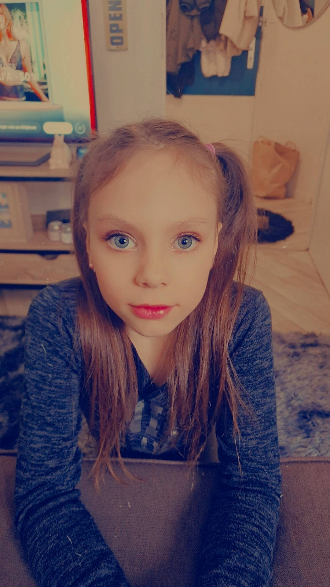 Miléna a rejoint le concours — aidez-le/la à gagner de superbes lots ! cheek, cool, eyebrow, eyelash, flash_photography, hair, hairstyle, happy, head, iris, jaw, lip, mouth, neck, nose, person, shoulder, skin, sleeve, standing