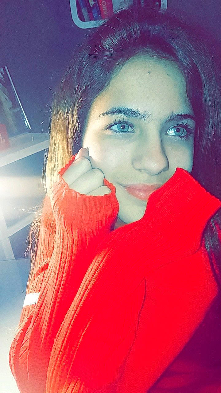 Sabrina a rejoint le concours — aidez-le/la à gagner de superbes lots ! beauty, brown_hair, cheek, chin, eye, eyebrow, eyelash, face, forehead, girl, human_hair_color, lip, long_hair, mouth, nose, organ, person, pink, red, skin