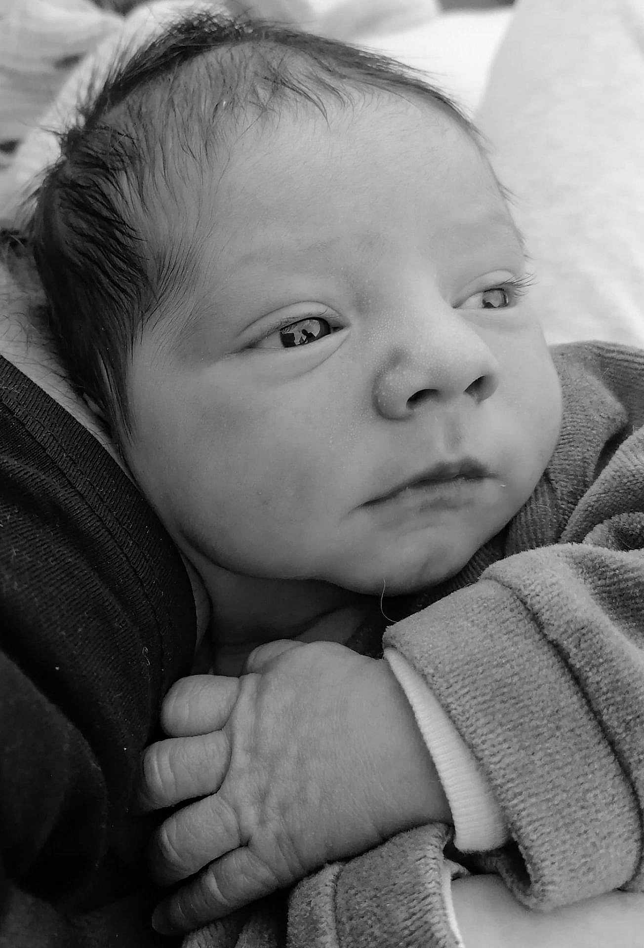 Valentin a rejoint le concours — aidez-le/la à gagner de superbes lots ! adorable, baby, baby_portrait, baby_skin, black_and_white, close_up, cute, eyes, face, hand, infant, newborn, newborn_clothes, newborn_face, newborn_hand, peaceful, portrait, skin, soft_clothing, tiny_fingers