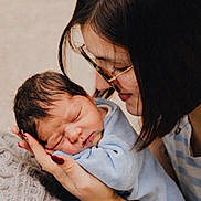 Ethan a rejoint le concours — aidez-le/la à gagner de superbes lots ! baby, blanket, care, closeup, cozy, face, glasses, hand, holding, indoor, infant, love, mother, newborn, person, portrait, skin, sleeping, tattoo, woman