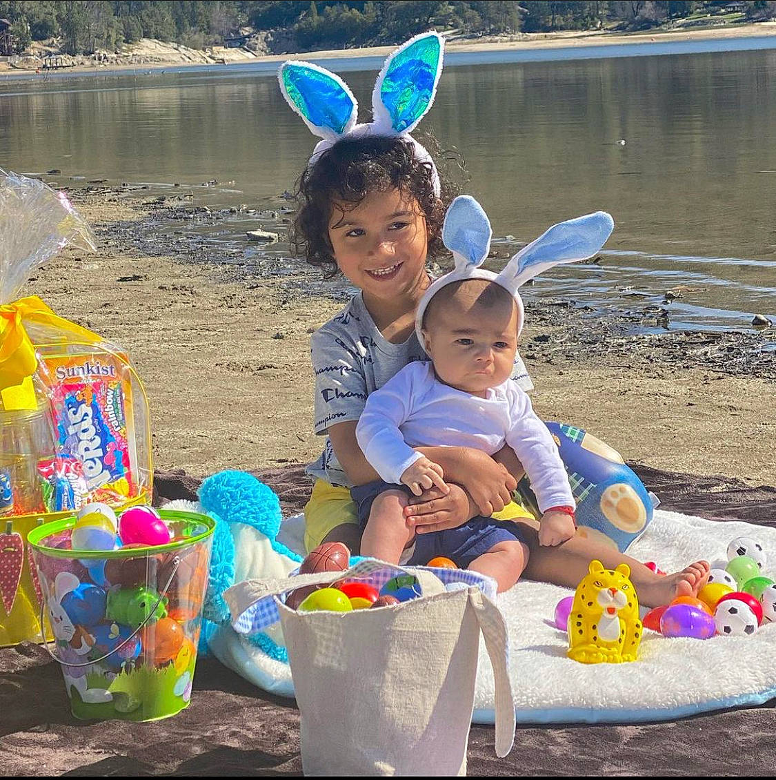 Gael is registered to the contest to win money with this photo: blue, body_of_water, community, fun, happy, joy, lake, leisure, light, morning, natural_environment, people, person, photograph, product, recreation, smile, snapshot, summer, toddler