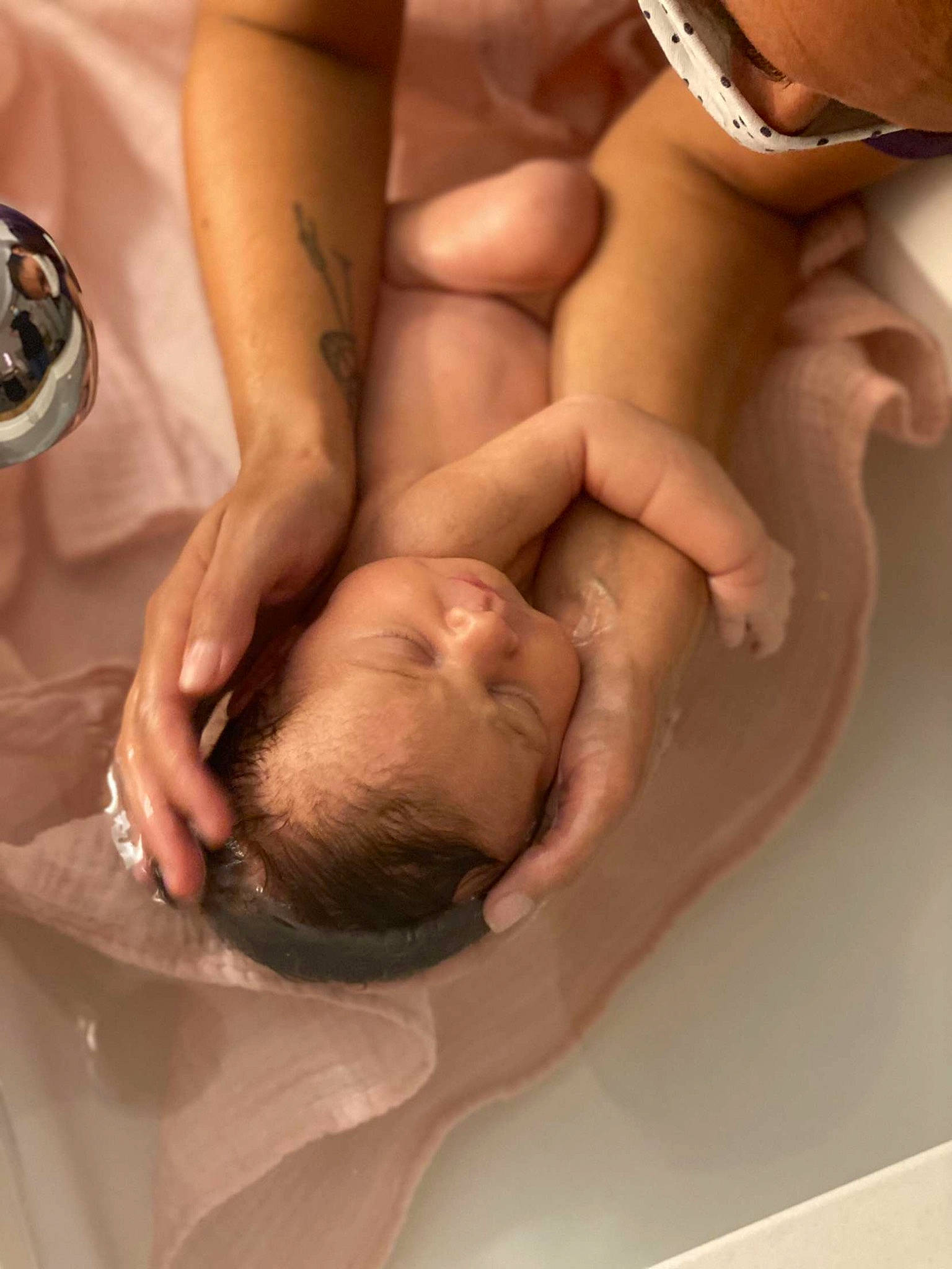 Telïa a rejoint le concours — aidez-le/la à gagner de superbes lots ! abdomen, baby, barechested, barefoot, bathing, chest, elbow, finger, foot, gesture, human_body, joint, leg, mouth, muscle, neck, person, stomach, thigh, trunk