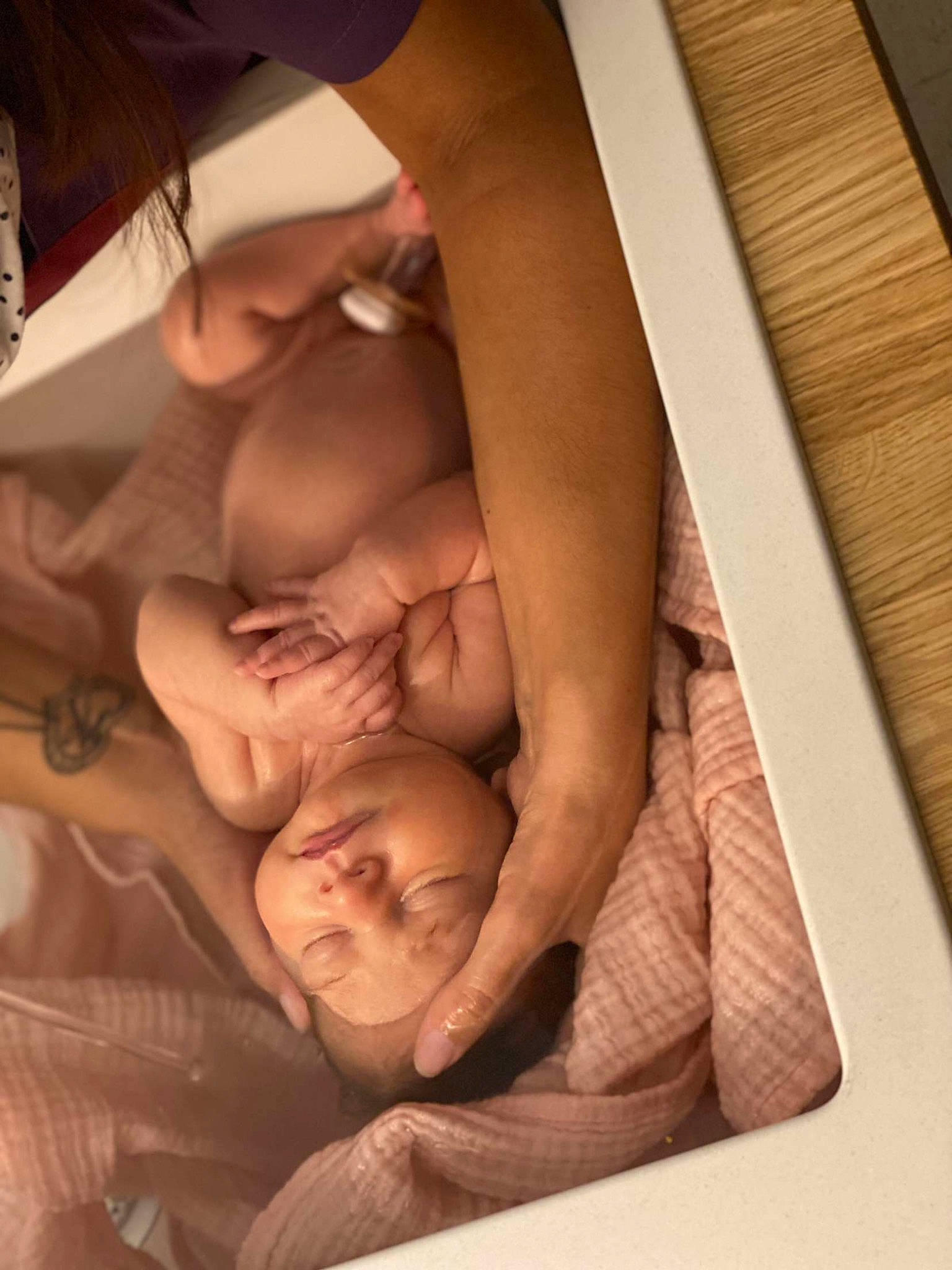 Telïa a rejoint le concours — aidez-le/la à gagner de superbes lots ! abdomen, arm, baby, barechested, chest, child, comfort, dress, elbow, finger, gesture, hand, human_body, leg, mouth, person, skin, stomach, thigh, trunk