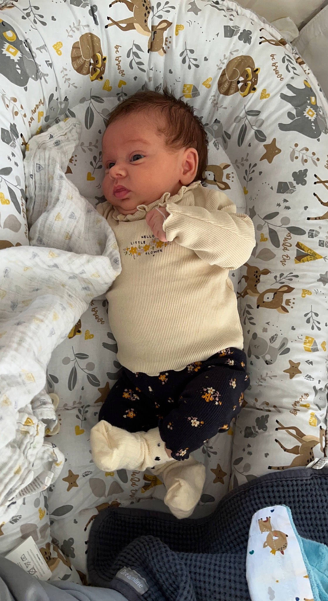 Telïa participe au concours pour gagner de l'argent avec cette photo : baby, baby_products, baby_safety, baby_sleeping, baby_toddler_clothing, bedding, child, comfort, linens, pattern, person, polka_dot, room, sitting, sleeve, sock, textile, thigh, toddler, white