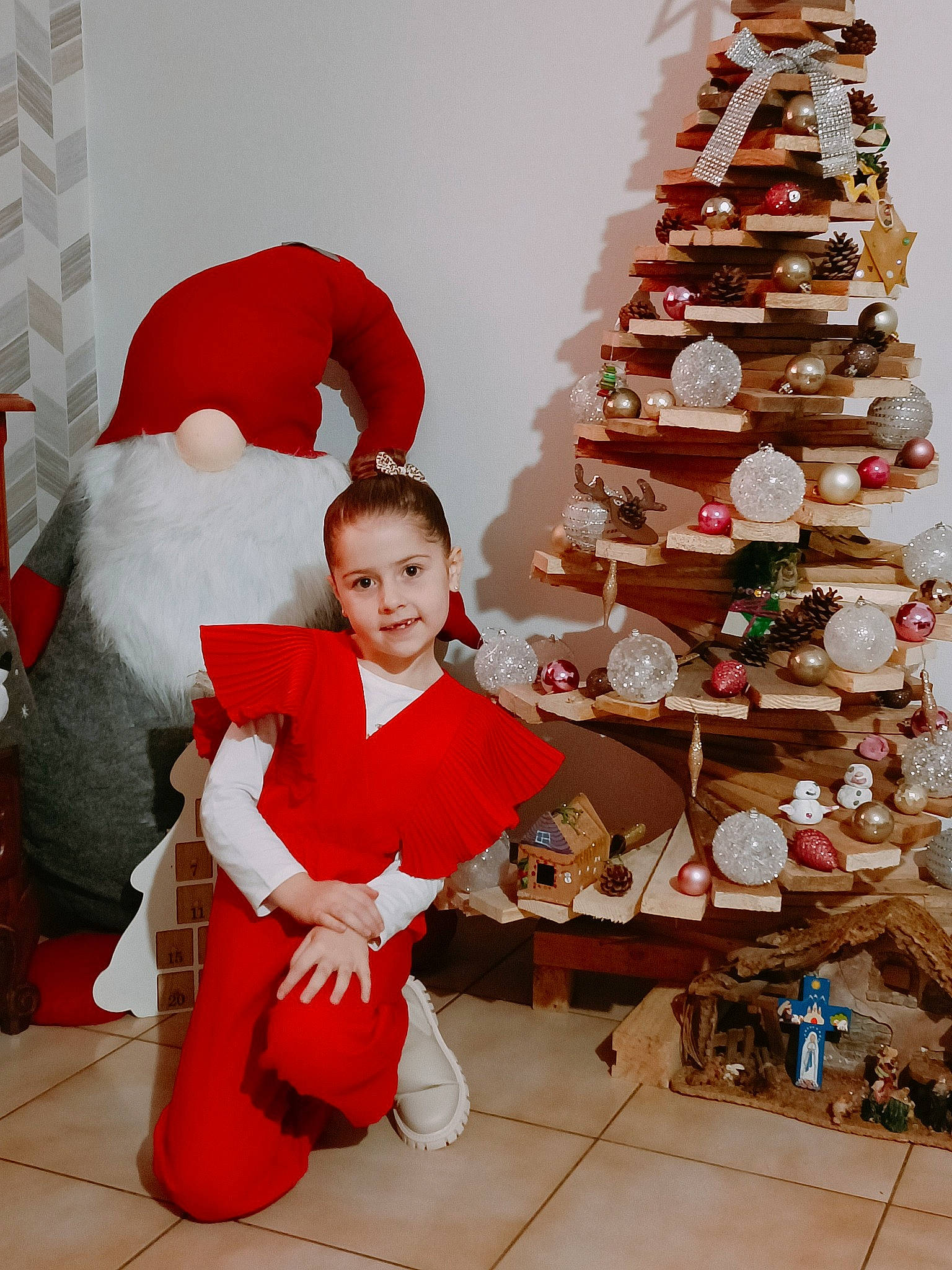 Myla a rejoint le concours — aidez-le/la à gagner de superbes lots ! cake_decorating, carmine, christmas, christmas_decoration, christmas_eve, christmas_ornament, christmas_tree, conifer, event, fashion, fashion_design, hat, holiday, interior_design, joy, person, red, santa_claus, smile, white