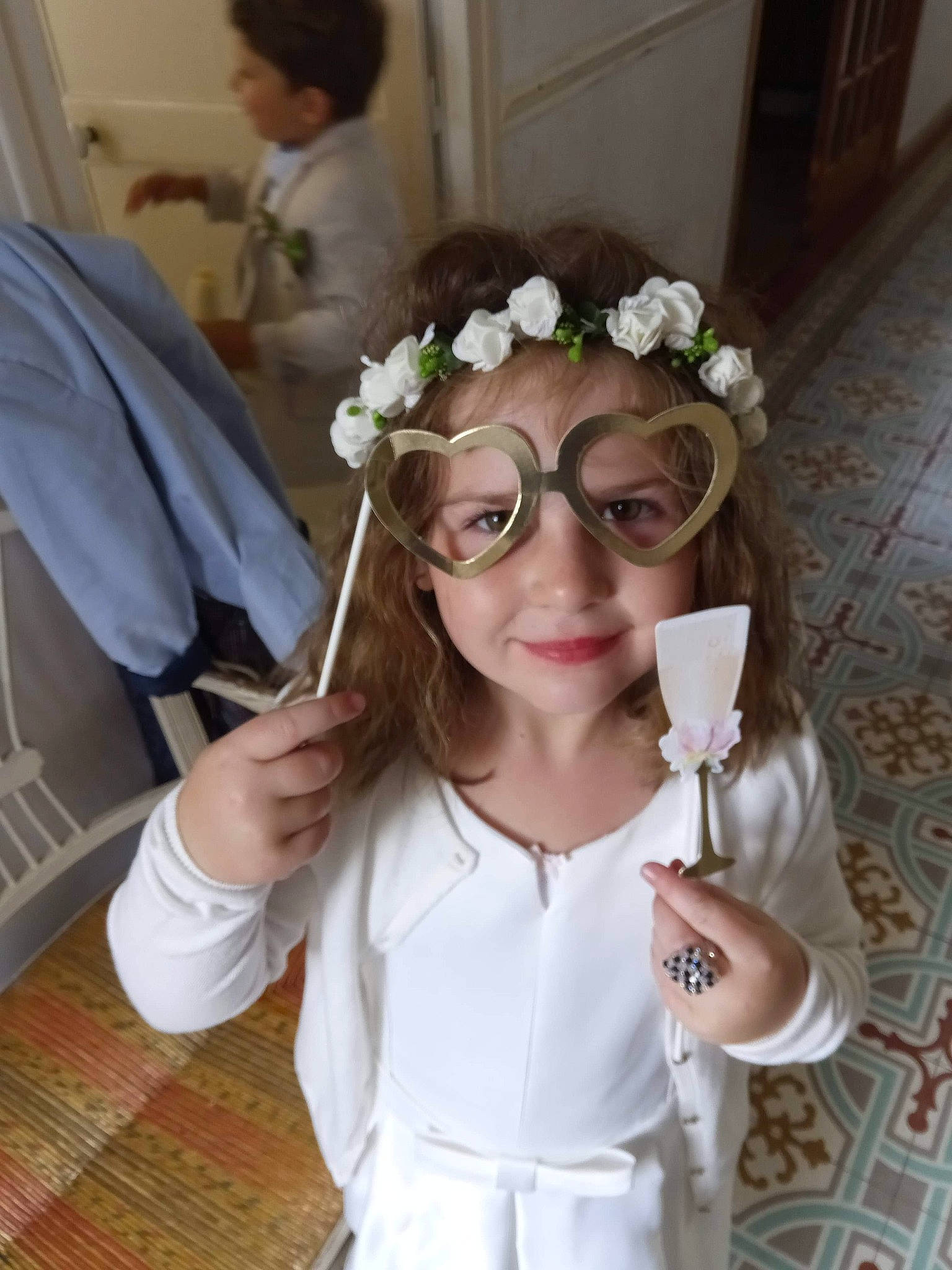 Lüna participe au concours pour gagner de l'argent avec cette photo : bridal_accessory, dress, embellishment, eyewear, face, fashion_design, flower, formal_wear, gesture, gown, happy, head, headgear, long_hair, neck, person, shoulder, skin, sleeve, under_exposed