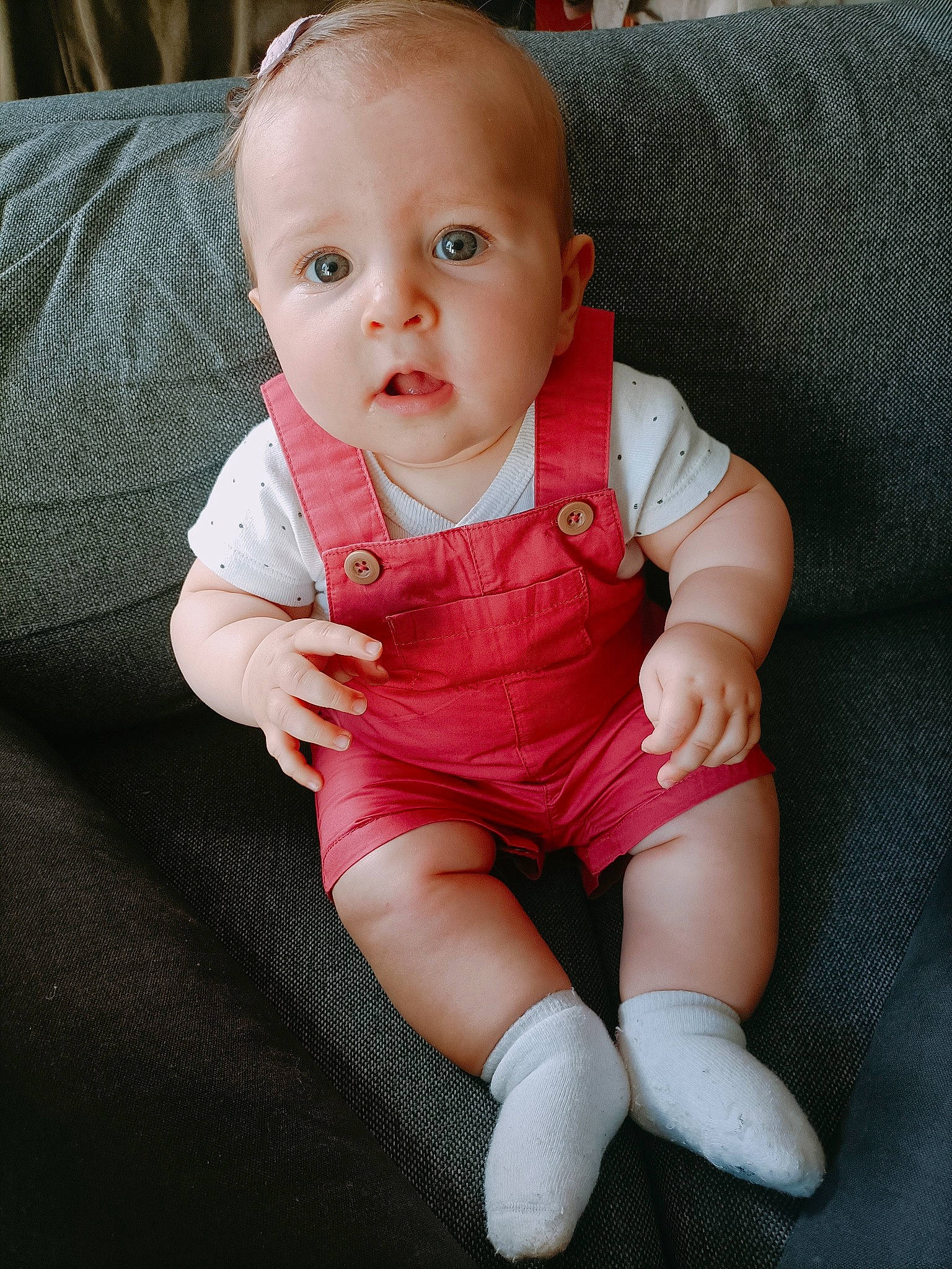 Naya a rejoint le concours — aidez-le/la à gagner de superbes lots ! baby, baby_toddler_clothing, cheek, comfort, eye, finger, hand, head, human_body, human_leg, knee, leg, lip, neck, person, skin, sleeve, stomach, thigh, thumb