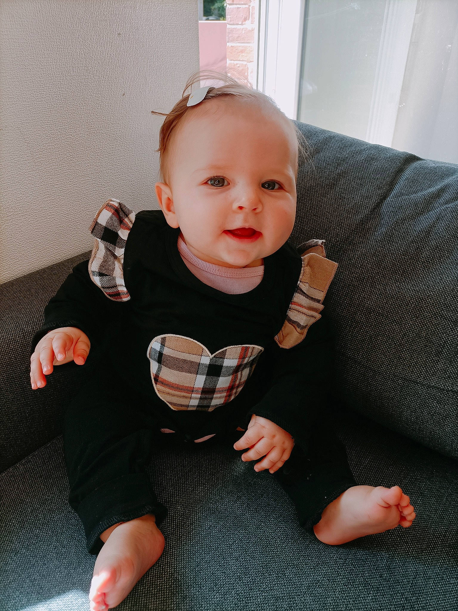 Naya participe au concours pour gagner de l'argent avec cette photo : arm, baby, baby_toddler_clothing, cheek, comfort, eye, face, finger, flooring, foot, hand, head, human_leg, knee, person, skin, sleeve, sock, thigh, thumb