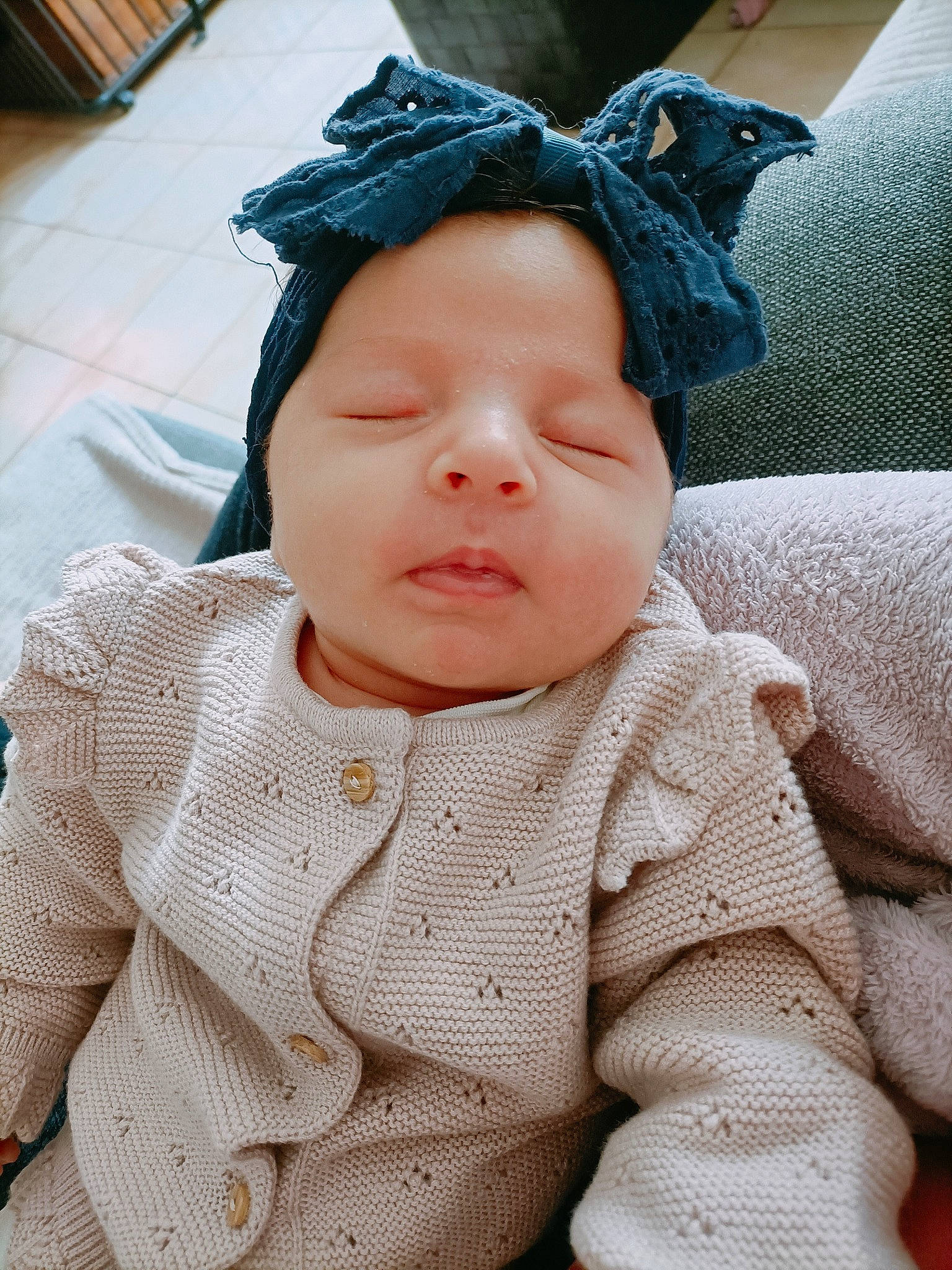 Naya a rejoint le concours — aidez-le/la à gagner de superbes lots ! baby, baby_sleeping, baby_toddler_clothing, cheek, child, comfort, eyelash, fashion_accessory, happy, linens, lip, mouth, nose, person, sitting, skin, sleeve, textile, toddler, white