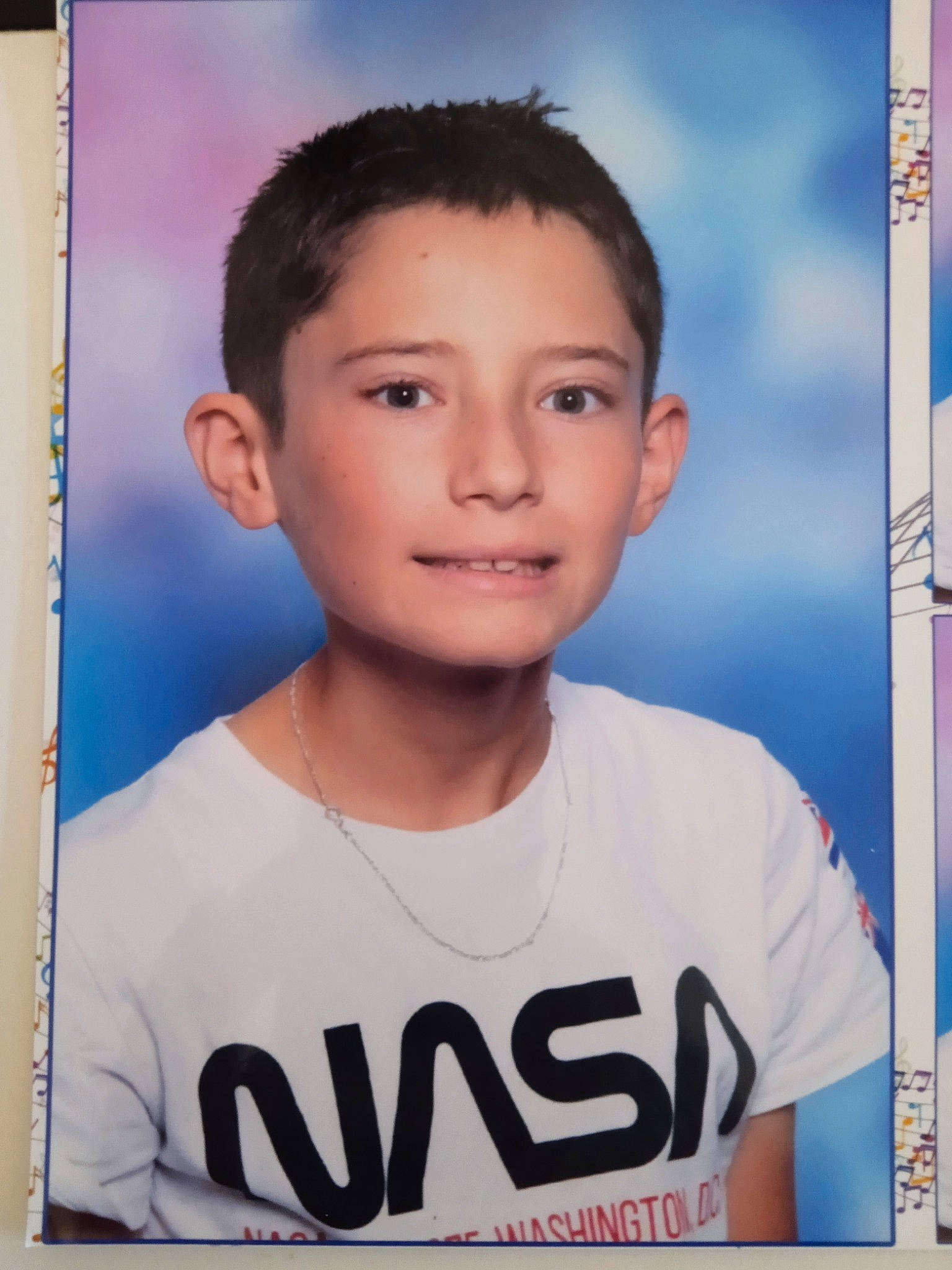 Brayan a rejoint le concours — aidez-le/la à gagner de superbes lots ! cheek, child, chin, cool, electric_blue, eyebrow, eyelash, flash_photography, font, forehead, fun, happy, jaw, person, photo_caption, portrait, portrait_photography, rectangle, sleeve, smile