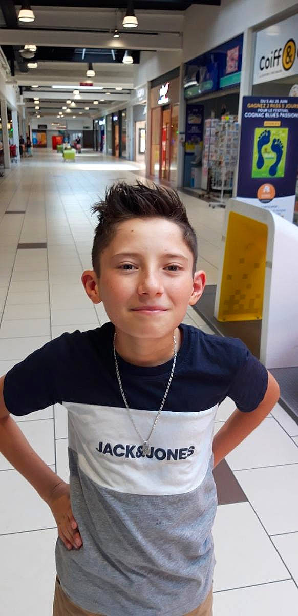 Brayan a rejoint le concours — aidez-le/la à gagner de superbes lots ! active_shirt, black_hair, chest, child, chin, cool, eyelash, flooring, forehead, fun, happy, joint, joy, machine, person, room, shoulder, sleeve, sportswear, standing