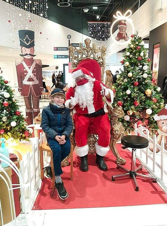 Brayan participe au concours pour gagner de l'argent avec cette photo : chair, christmas, christmas_decoration, christmas_eve, christmas_ornament, christmas_tree, decoration, event, fun, hat, headwear, holiday, holiday_ornament, joy, ornament, person, plant, red, retail, santa_claus