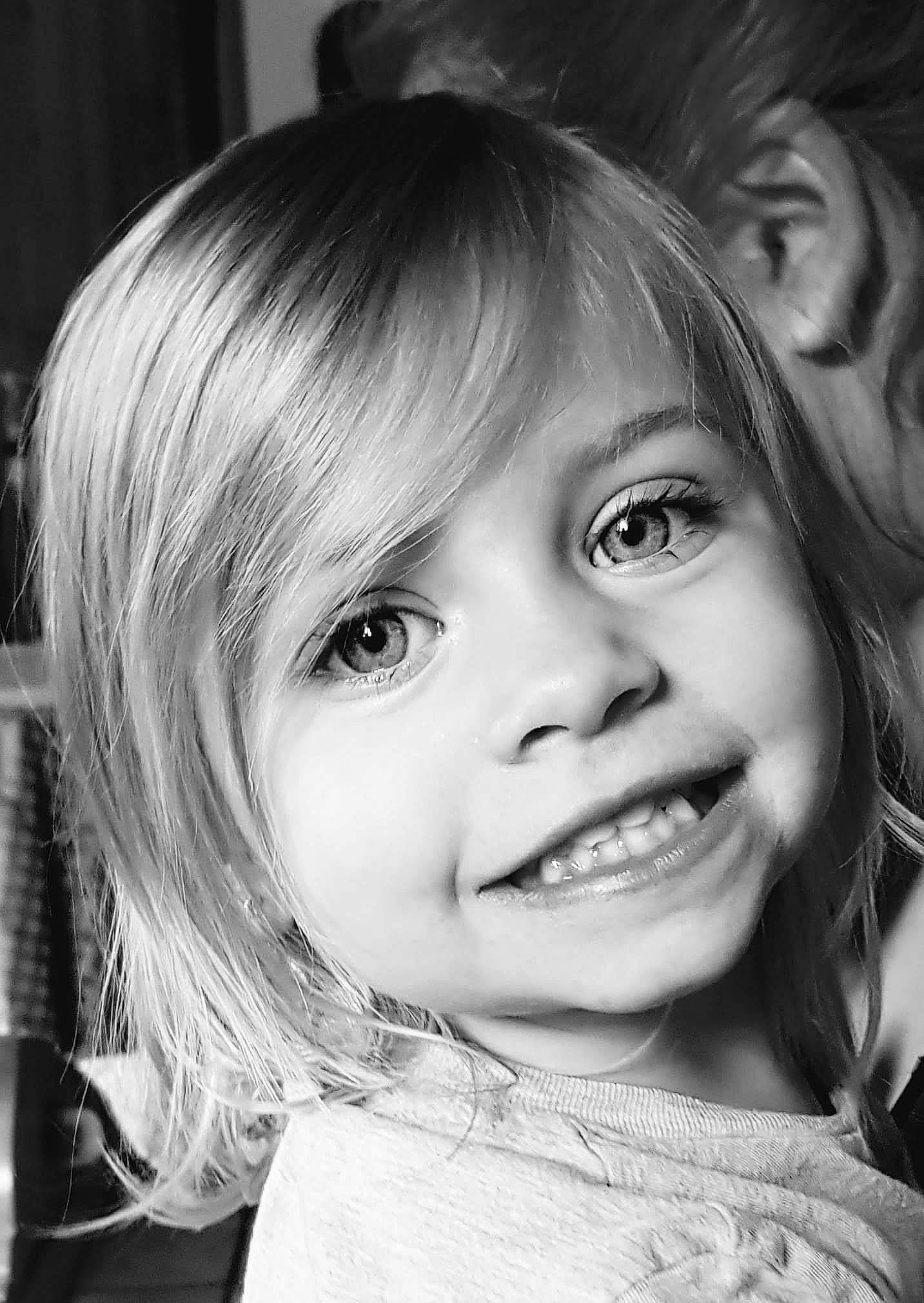 Tess participe au concours pour gagner de l'argent avec cette photo : beauty, black_and_white, cheek, child, emotion, eye, face, facial_expression, girl, hair, hairstyle, head, human_hair_color, monochrome_photography, nose, person, photograph, photography, skin, smile