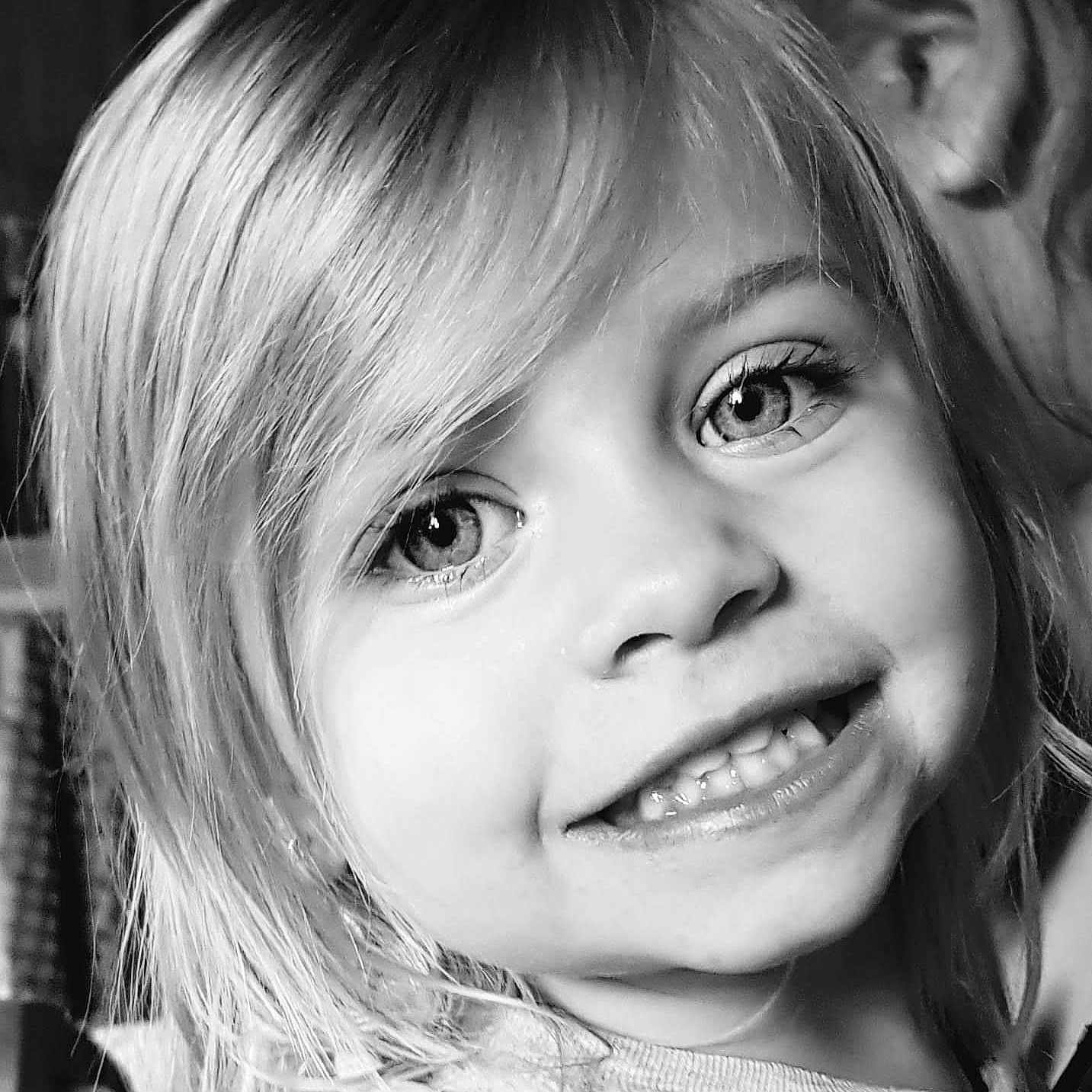 Tess participe au concours pour gagner de l'argent avec cette photo : beauty, black_and_white, cheek, child, emotion, eye, face, facial_expression, girl, hair, hairstyle, head, human_hair_color, monochrome_photography, nose, person, photograph, photography, skin, smile