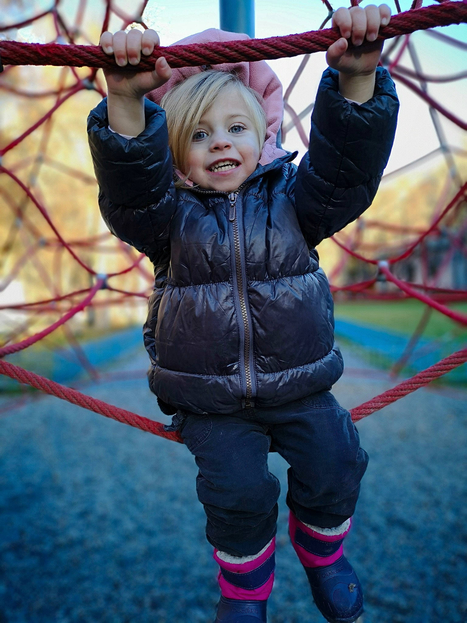 Tess participe au concours pour gagner de l'argent avec cette photo : beauty, child, emotion, facial_expression, fun, girl, person, play, playground, recreation, red, smile, toddler, tree, winter