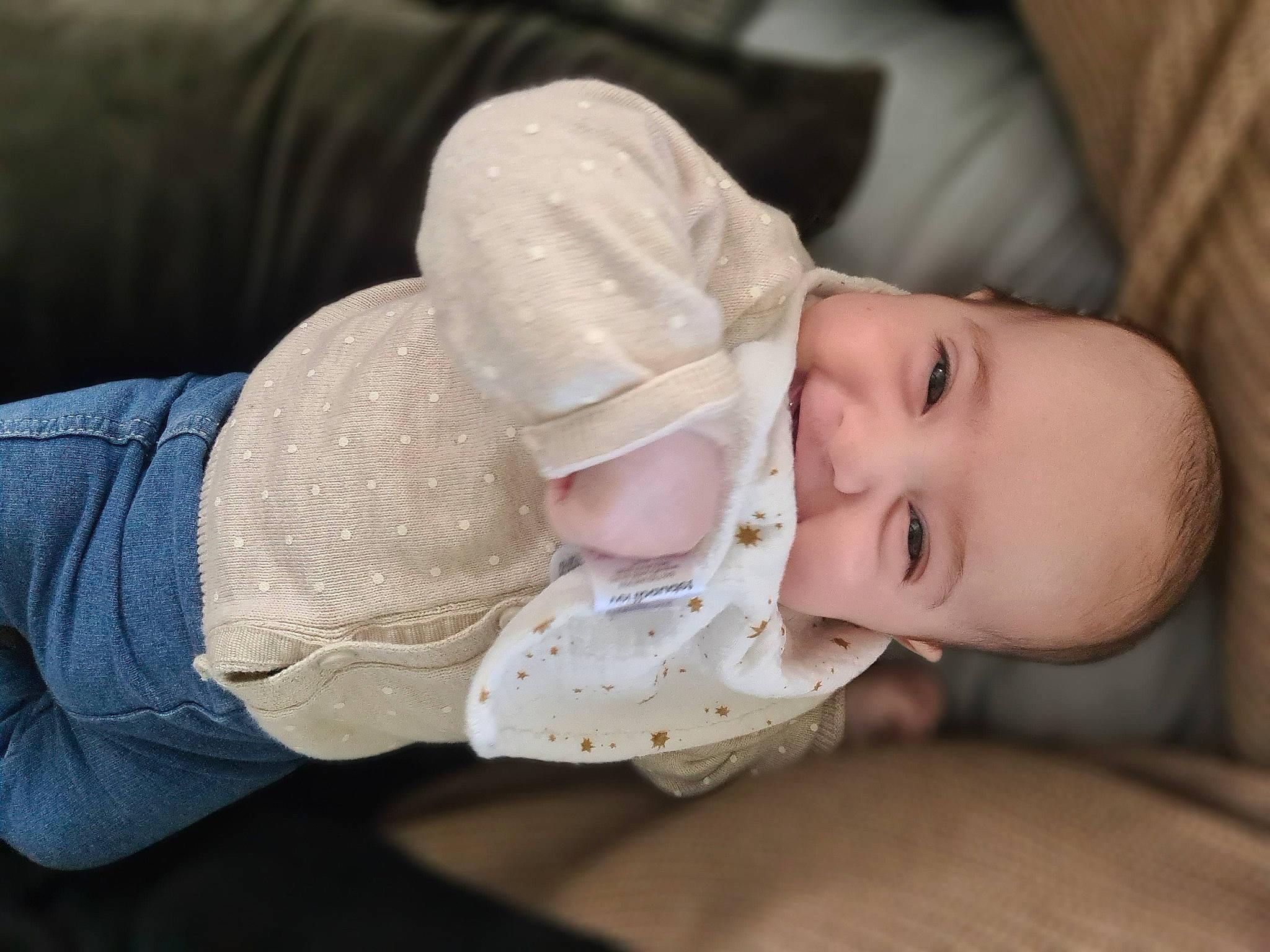 Rose participe au concours pour gagner de l'argent avec cette photo : baby, baby_products, baby_toddler_clothing, cheek, child, comfort, elbow, eyelash, finger, happy, headgear, person, portrait_photography, sitting, skin, sleeve, smile, toddler