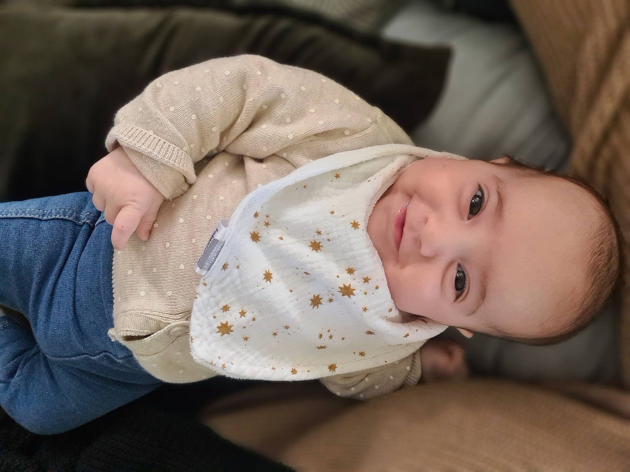 Rose a rejoint le concours — aidez-le/la à gagner de superbes lots ! baby, baby_products, baby_toddler_clothing, cheek, child, clothing, comfort, happy, headgear, human_body, joy, lip, mammal, nose, person, product, sitting, skin, sleeve, smile