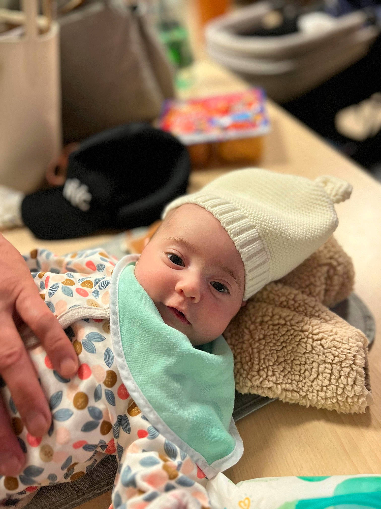 Rose a rejoint le concours — aidez-le/la à gagner de superbes lots ! baby, baby_sleeping, baby_toddler_clothing, bedding, bedtime, cap, child, comfort, happy, hat, kitchen_appliance, knit_cap, linens, nap, pattern, person, plaid, room, sitting, sleep