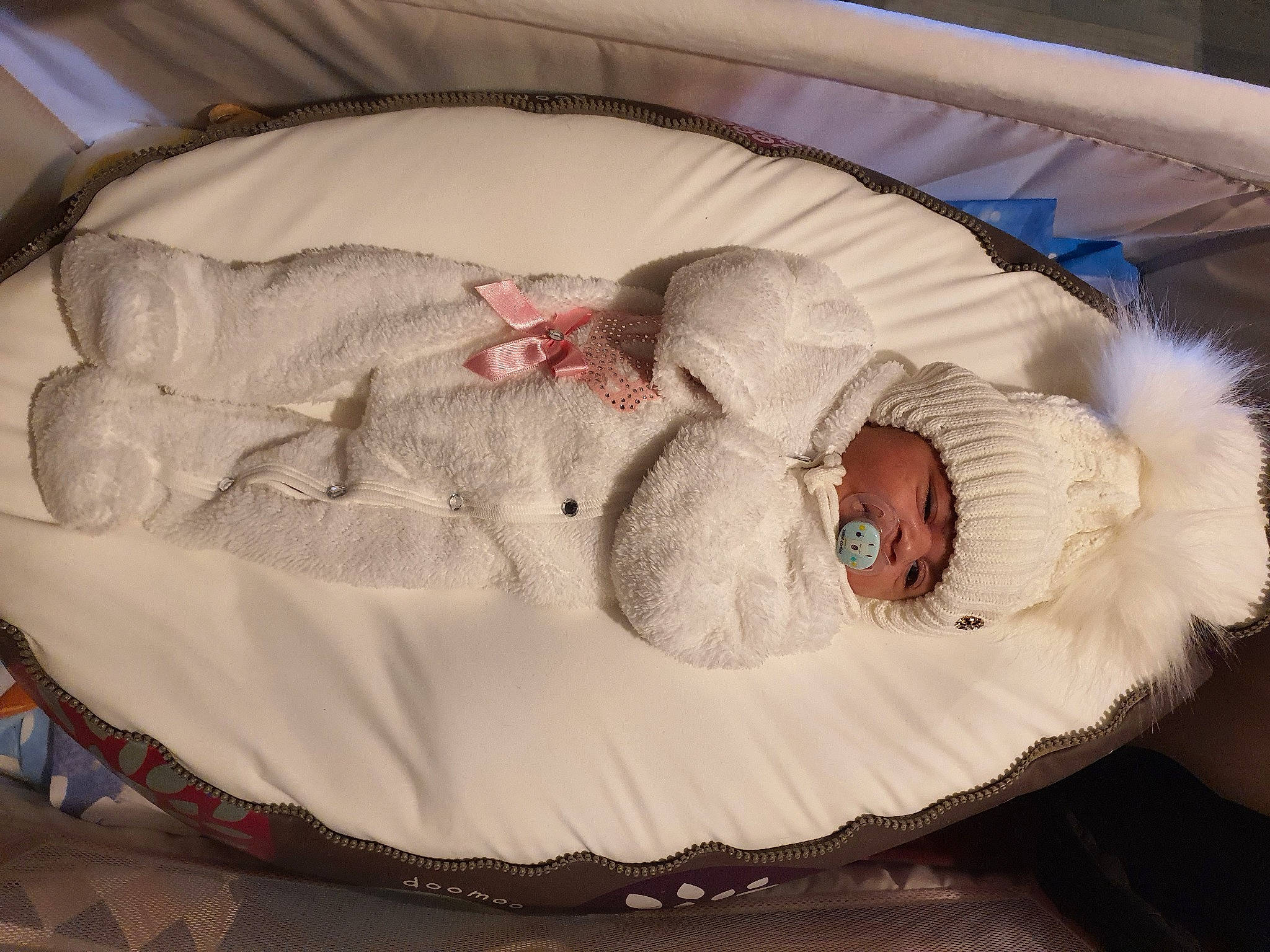 Anastasia a rejoint le concours — aidez-le/la à gagner de superbes lots ! baby, baby_products, baby_safety, baby_sleeping, baby_toddler_clothing, bed, bed_sheet, bedding, bedtime, child, comfort, cradle, fur, headgear, headwear, infant_bed, linens, nap, person, room