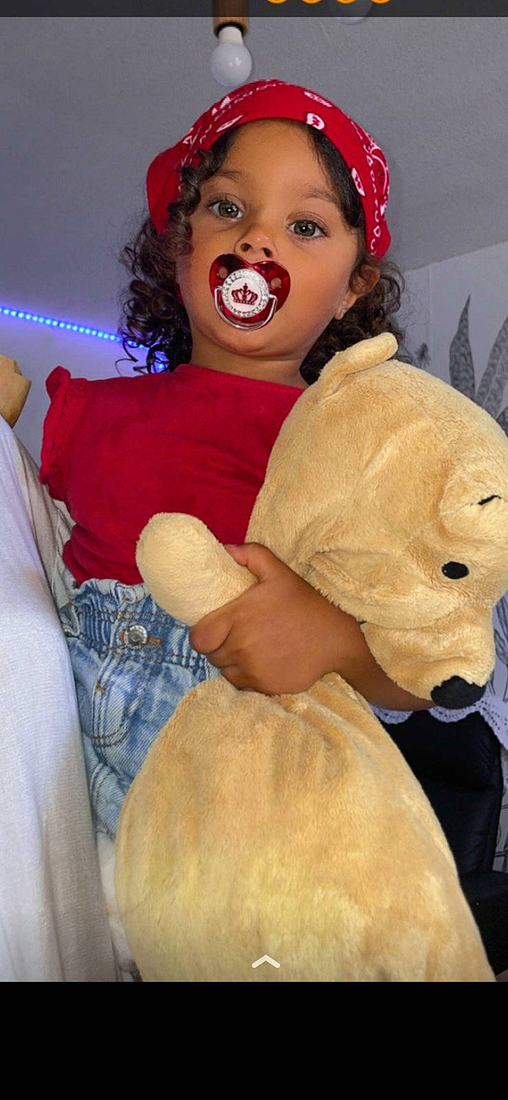 Vaiana participe au concours pour gagner de l'argent avec cette photo : baby_toddler_clothing, child, costume, costume_hat, doll, entertainment, eye, eyelash, fictional_character, fun, fur, happy, headwear, lip, nose, person, plush, sitting, stuffed_toy, teddy_bear