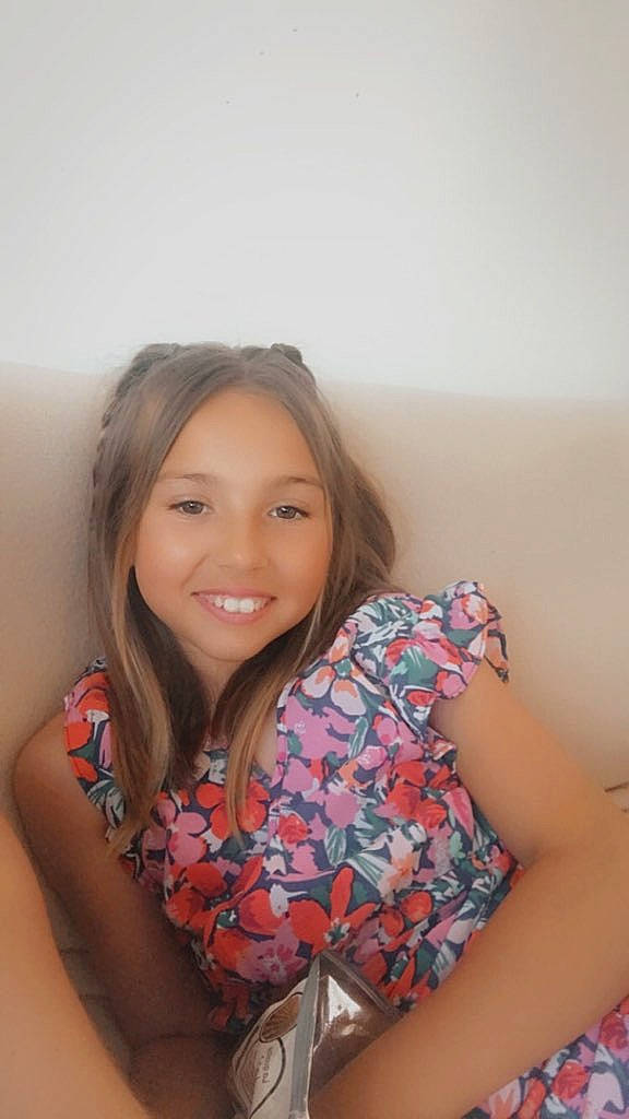 Helena participe au concours pour gagner de l'argent avec cette photo : abdomen, black_hair, chin, eye, eyebrow, fashion_design, flash_photography, hair, happy, iris, joint, joy, lip, long_hair, neck, person, pink, shoulder, skin, smile