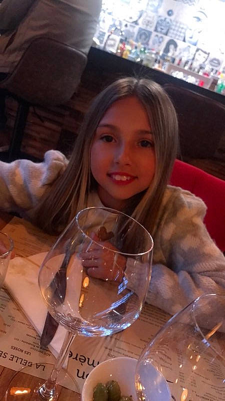 Helena participe au concours pour gagner de l'argent avec cette photo : barware, blond, brown_hair, champagne_stemware, couch, drink, drinkware, event, fun, glass, hair, happy, head, iris, joy, leisure, person, serveware, smile, stemware