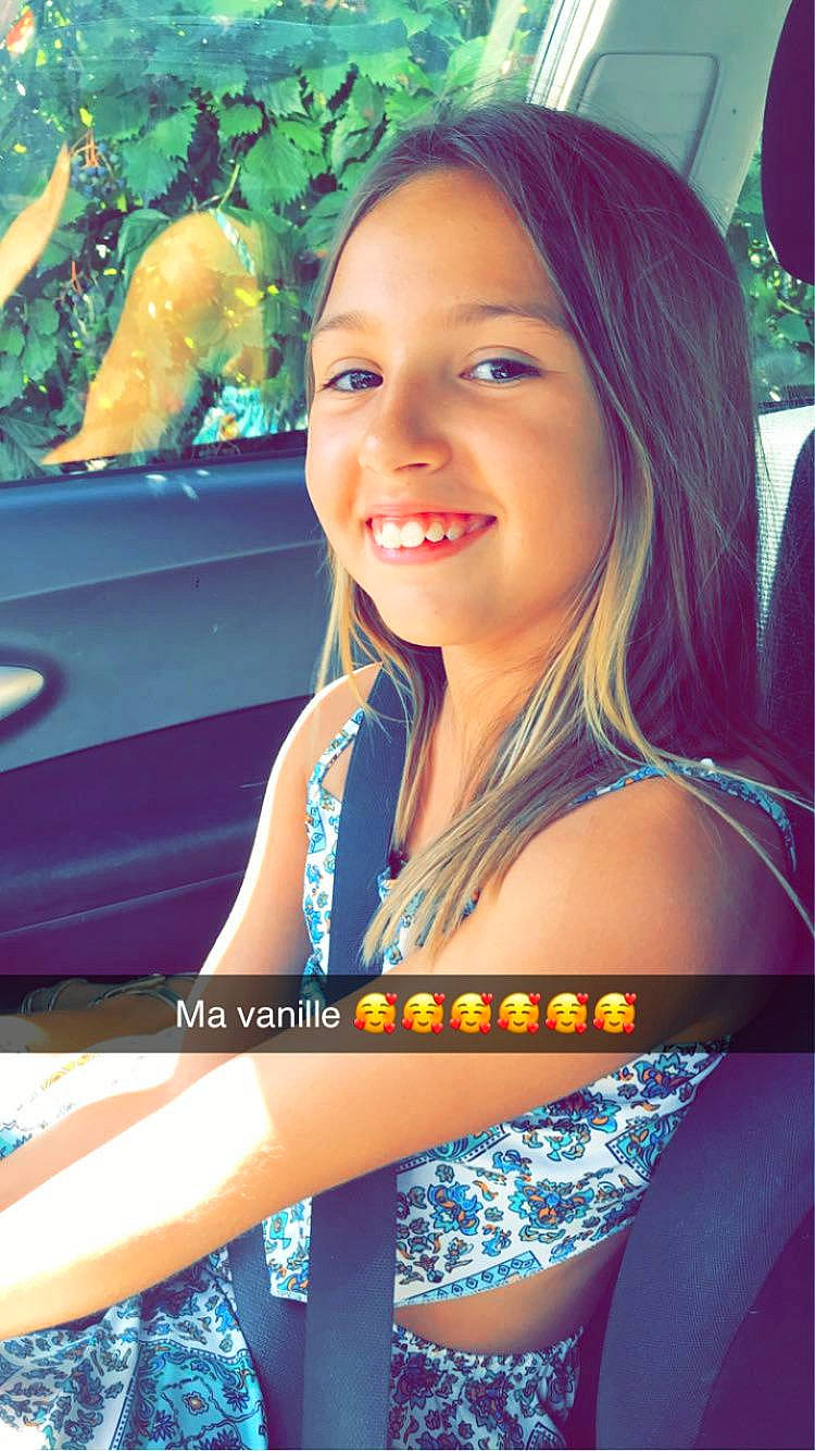 Helena a rejoint le concours — aidez-le/la à gagner de superbes lots ! azure, beauty, black_hair, blue, chest, electric_blue, face, fun, hair, happy, human_leg, jewellery, joy, leisure, long_hair, necklace, person, smile, summer, swimwear