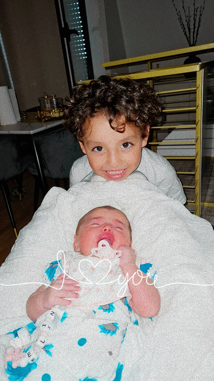 Wail a rejoint le concours — aidez-le/la à gagner de superbes lots ! baby, baby_products, baby_toddler_clothing, cheek, child, comfort, event, eye, eyebrow, happy, joy, mouth, nose, person, room, sitting, skin, smile, thumb, toddler