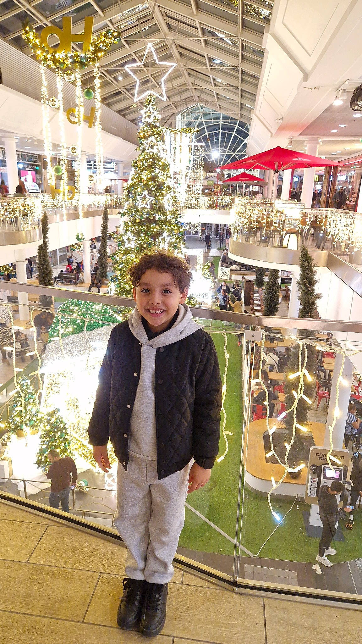 Wail participe au concours pour gagner de l'argent avec cette photo : christmas, christmas_decoration, christmas_tree, design, event, flowerpot, fun, happy, holiday, joy, leisure, people, person, photograph, plant, retail, smile, snapshot, standing, toddler