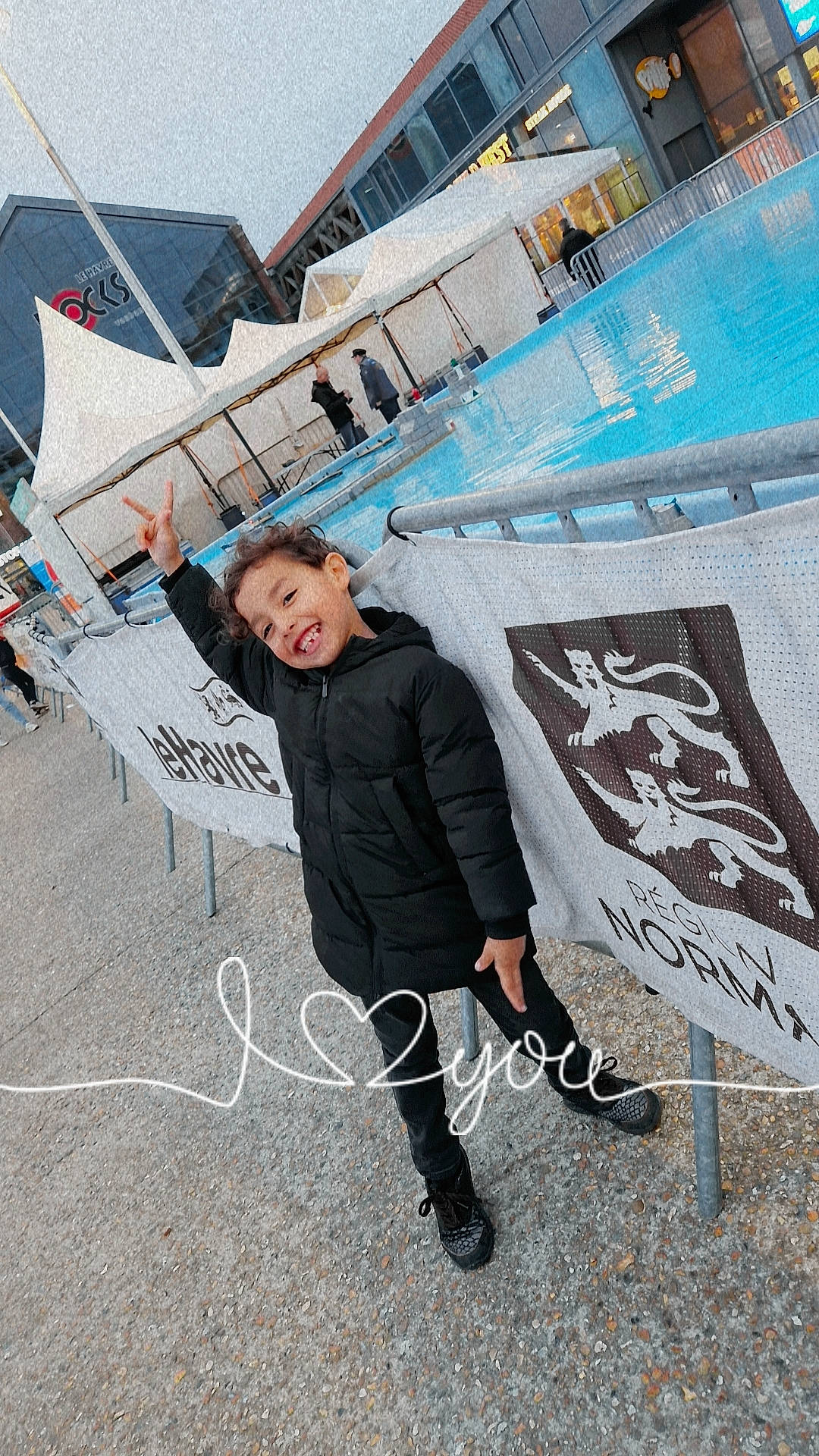 Wail a rejoint le concours — aidez-le/la à gagner de superbes lots ! art, artist, asphalt, boot, city, concrete, event, eyewear, fun, graffiti, joy, leisure, person, public_event, recreation, road_surface, sitting, street, t_shirt, tree