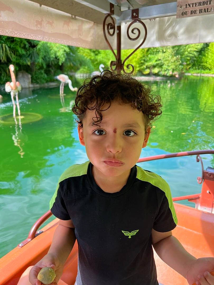 Wail participe au concours pour gagner de l'argent avec cette photo : boats_and_boating_equipment_and_supplies, child, eyewear, fun, grass, green, happy, lake, leisure, person, personal_protective_equipment, recreation, summer, t_shirt, toddler, tourism, travel, tree, vacation, water