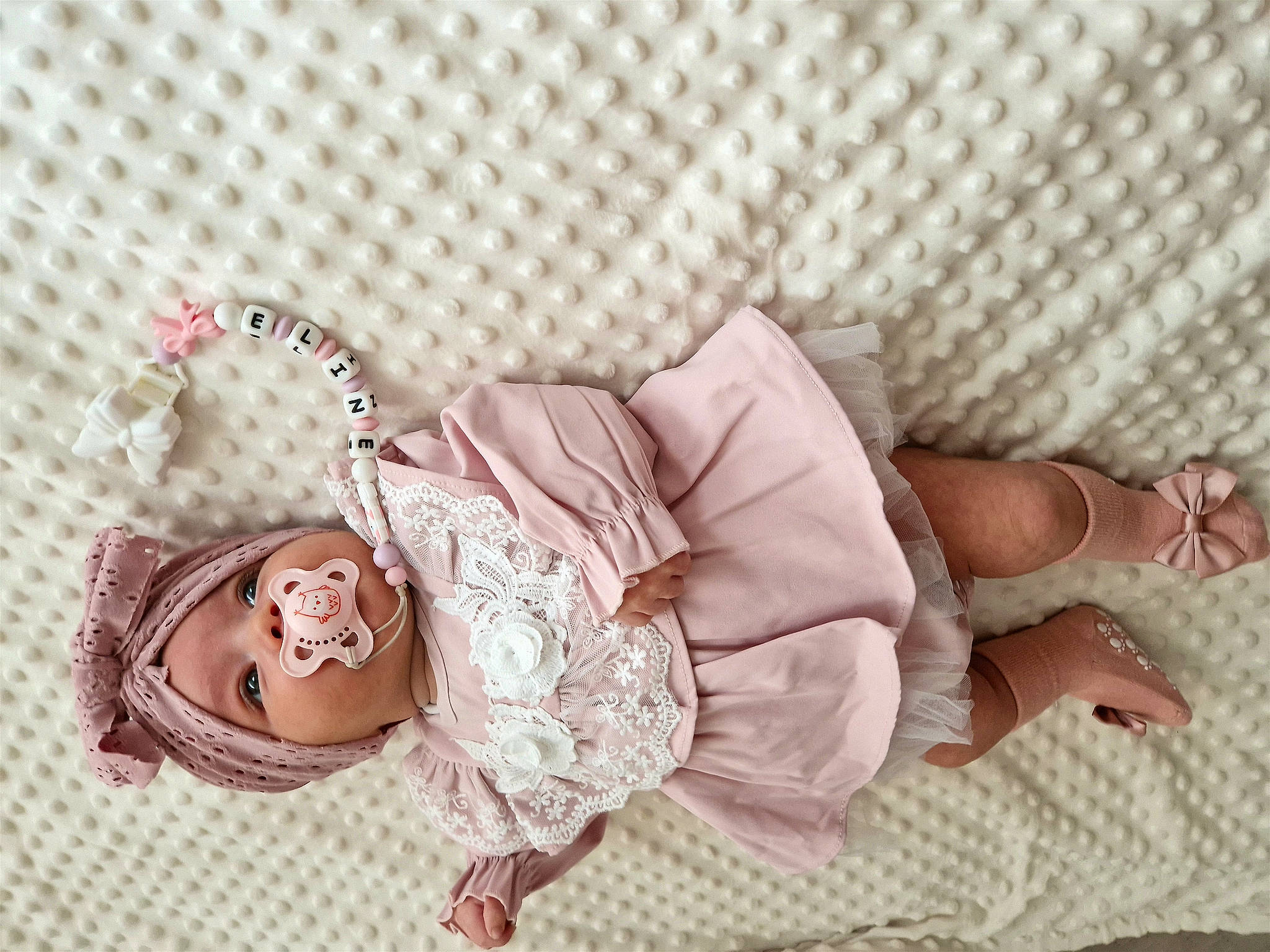 éline a rejoint le concours — aidez-le/la à gagner de superbes lots ! art, baby, baby_toddler_clothing, child, comfort, craft, creative_arts, embellishment, fashion_accessory, hair_accessory, headband, headgear, headpiece, leg, linens, magenta, pattern, person, pink, sleeve